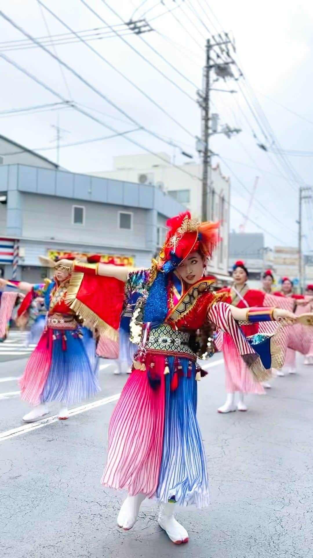 AO のインスタグラム：「高知よさこい祭り！！！ 4年ぶりの参加です💃 今のところ雨には当たらず踊っています😮‍💨  最近踊ってなかったけど 明日までは全力で体力消耗してやる💪 #ddよさこいチーム #よさこいdd #よさこい #高知県 #高知よさこい祭り #お祭り #よさこい祭り　 #dance」