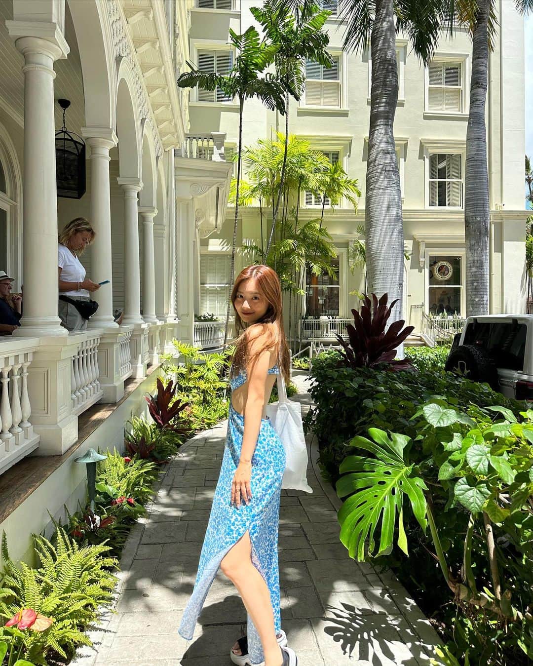 青山舞莉のインスタグラム：「大好きなホテル泊まれて幸せだった〜🤍  玄関からお部屋から食べ物まで大満足🥺  ずっと着たかったお洋服もなんかいい感じにmatchしてた  #ミーの毎日 #ハワイ　#ハワイ旅行 #海外旅行 #海外ファッション #hawaii #ootd #夏コーデ」