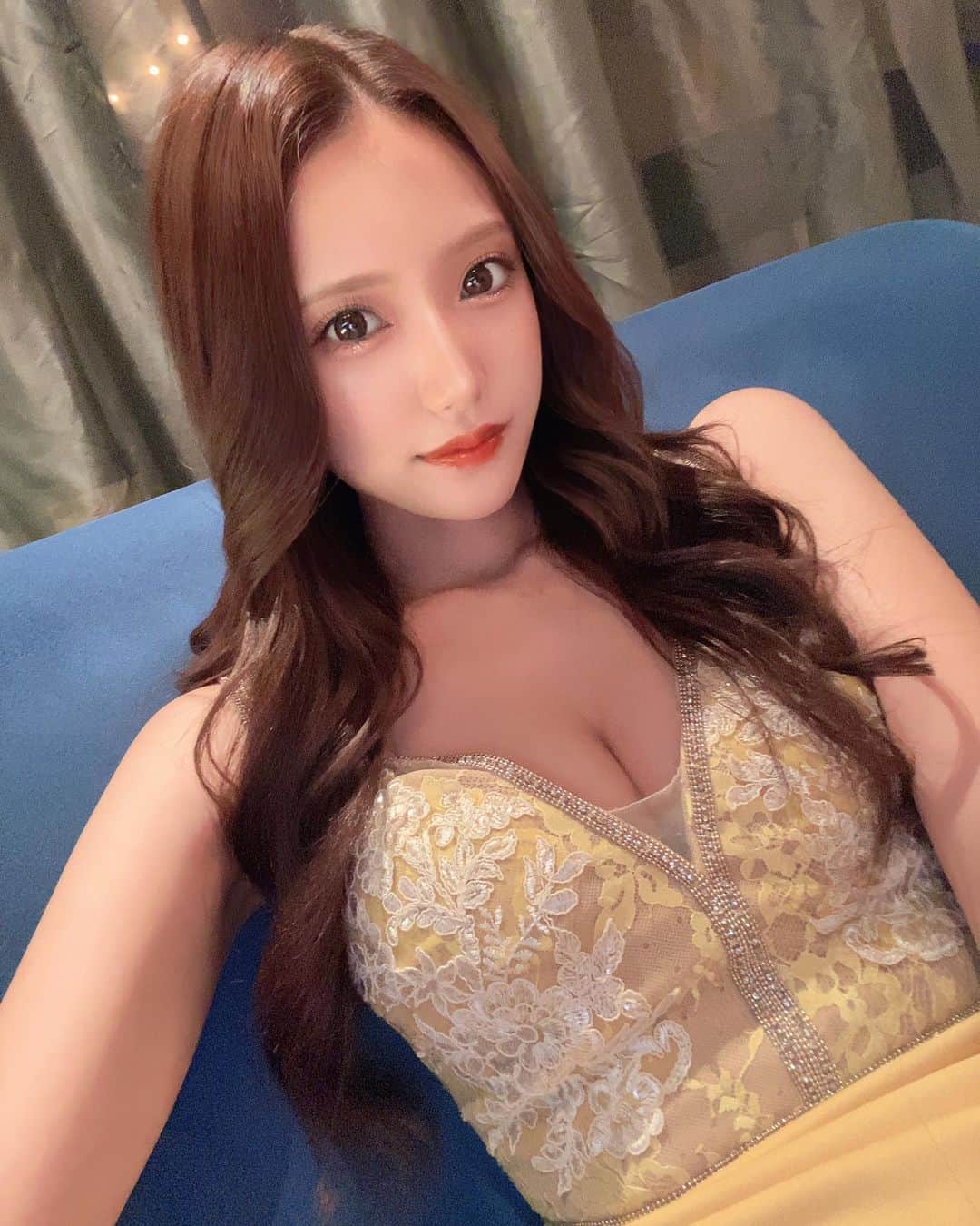沙季のインスタグラム：「🐻🐝🍯💛  SHEINで買ったコテで 髪の毛巻いてみた🥺 全然普通に巻けるし何より安くて最高  2230円でコテが買える時代🐸 スゴすぎるなぁ  クーポンコード🎈SNC6028  お買い上げ金額1～5,999円まではセール価格より15%OFF、6,000円以上は20%OFFが適用されます🤫 9月30日まで使えるよ🩵  #SHEINhome #SHEINbeauty #saveinstyle #SHEIN #SHEINpartner #ad #SHEINappliances #SHEINSportsAcc #巻き髪 #ヘアセット」