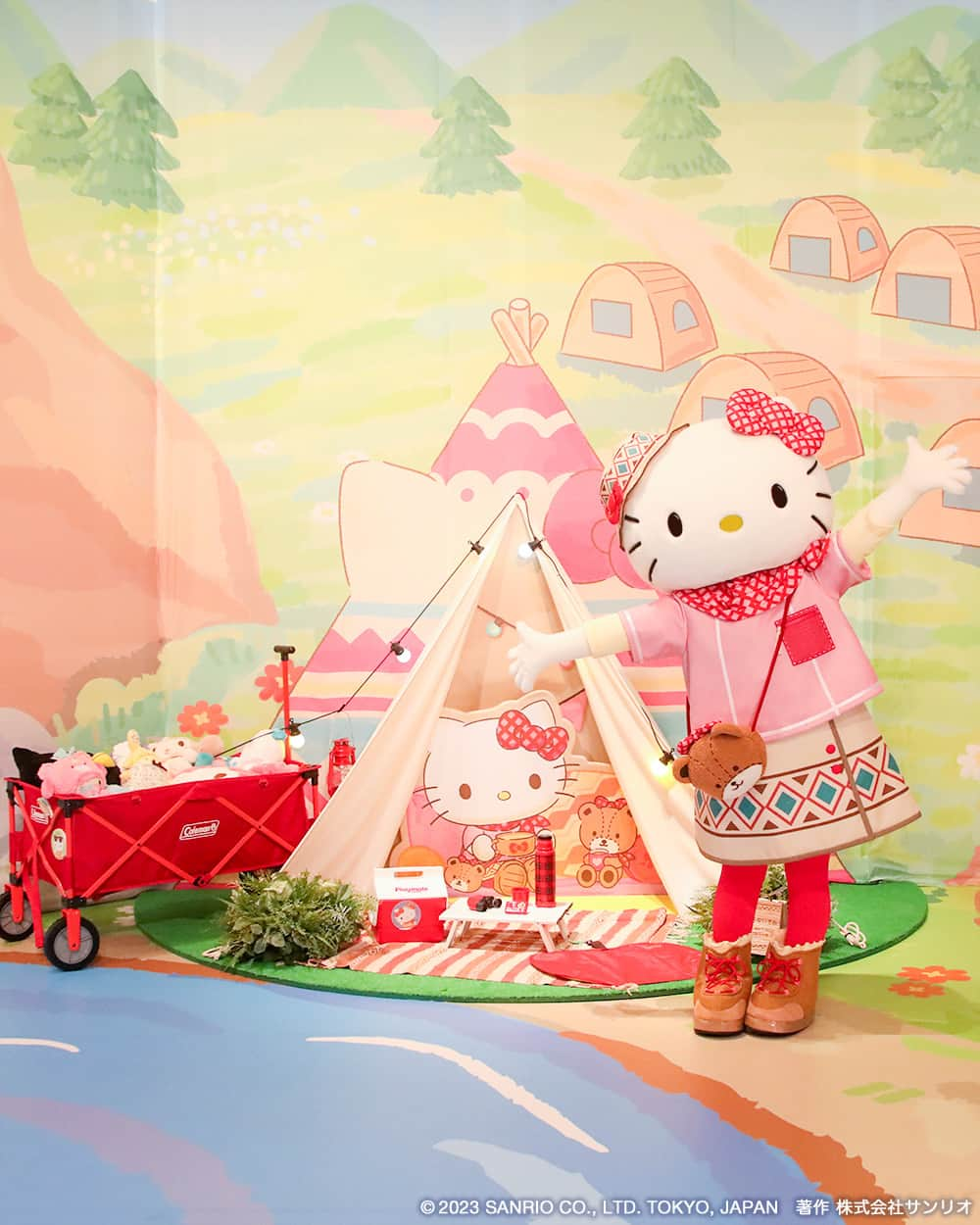 Sanrio Purolandさんのインスタグラム写真 - (Sanrio PurolandInstagram)「⛰スワイプ推奨⛰ 8月11日(金・祝)は、 #山の日 🌱  「ピューロキャンプサイト」で遊んでいたハローキティの姿に注目✨ キャンパーの装いのハローキティは、かわいいハットやタイニーチャムのポーチが見どころ❣️  9月5日(火)まで開催中の「Puroland Camp」で登場しているコスチュームだよ⛺  ピューロランドに遊びに来たら、ぜひ見てね♪  #ピューロでキャンプ #サンリオピューロランド #sanriopuroland #ピューロランド #ピューロジェニック #ピューロ #サンリオ #ハローキティ #キティ #カプチーノ #テーマパーク #サンリオ好き #推し事 #推しのいる生活 #かわいいものが好き #ピューロ写真部 #ゆめかわ #ゆめかわいい #KAWAII」8月11日 10時00分 - purolandjp