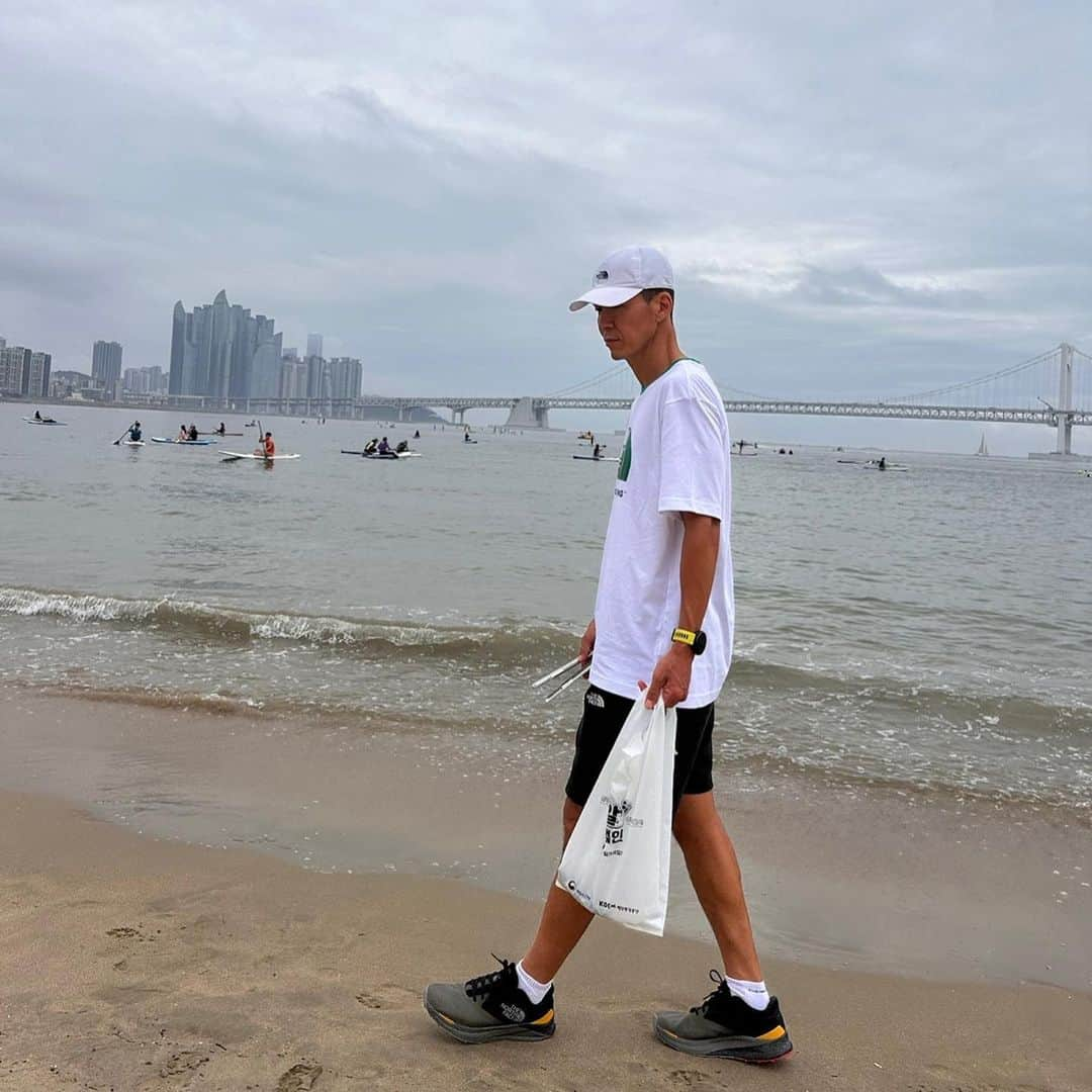 ジヌションさんのインスタグラム写真 - (ジヌションInstagram)「🌊 해변에 쌓인 쓰레기를 줄이고자 지난 5월부터 시작된 알줍(알려주세요! 주워주세요!) 캠페인에 많은 분들이 귀한 시간을 내 참여해 주고 계십니다. 회를 거듭할수록 캠페인에 참여해 주시는 분들이 늘어나서 함께하는 저도 정말 뿌듯합니다. 이런 모두의 노력을 더 널리 확산하고자 8월에도 알줍캠페인은 계속됩니다!   저는 해양수산부, 해양환경공단, 포항플로깅과 함께 8월 19일(토) 오전 10시부터 약 2시간 동안 포항 도구 해수욕장 일대를 청소할 예정입니다.  제가 함께하는 포항 도구 해수욕장이 아니더라도 8월 19일(토)에는 울산 진하 해수욕장과 인천 을왕리 해수욕장, 양양 인구 해수욕장에서도 알줍캠페인에 참여하실 수 있습니다. 제가 함께하는 포항 도구 해수욕장에는 하겐다즈 아이스크림을 제공하는 ‘아이씨크림(I♥SEACREAM)’ 트럭이 출동합니다! 해변에 있는 쓰레기도 줍고, 아이스크림도 드시며 뜻깊은 시간을 저와 함께 하셨으면 합니다.  여름의 끝자락인 8월 19일에도 햇빛이 뜨거워 많이 더울 수 있습니다. 이에 해양환경공단에서는 그늘과 시원한 물을 준비했다고 합니다. 텀블러를 가져오시면 줍깅 참여하시면서 시원한 물로 갈증을 해소하실 수 있습니다. 그리고 알줍캠페인에 참가하시는 모든 분들께는 작은 선물도 드린다고 합니다. 소중한 분들과 함께 해변에서 줍깅도 하고, 시원한 바닷바람과 함께 뜨거웠던 여름도 마무리 하셨으면 합니다.  알줍캠페인은 10월까지 매월 셋째주 토요일마다 전국 주요 해변에서 계속됩니다. 저도 10월까지 해양폐기물 줍깅 활동을 여러분들과 함께 하겠습니다!  참가 신청은 ‘바다가꾸기’ 플랫폼 또는 아래 링크에서 하실 수 있습니다. 8월 19일 도구해수욕장에서 뵙겠습니다! - 포항 도구 해수욕장 참여 신청 링크 : https://forms.gle/Qnv2ideZcP43mADV6  #해양수산부 #해양환경공단 #포항플로깅 #도구해수욕장 #알줍캠페인 #해양폐기물 #연안정화 #바다가꾸기 #하겐다즈 #아이씨크림」8月10日 18時44分 - jinusean3000