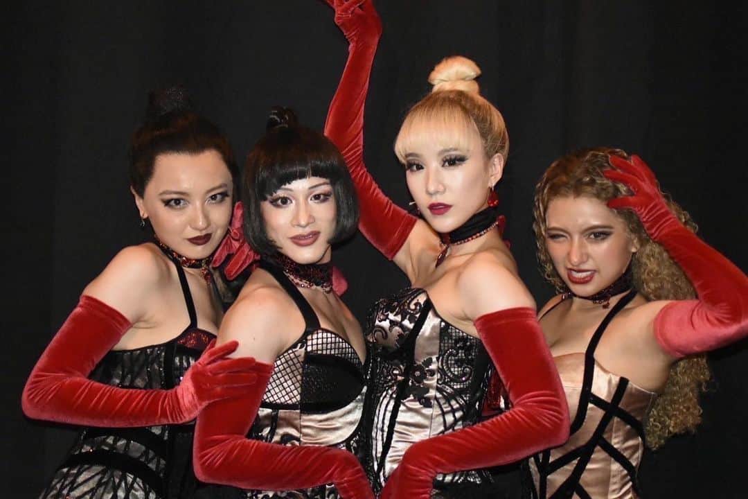 藤森蓮華のインスタグラム：「KONNICHIWA, We are Lady M’s. 🎩❤️🇯🇵 #moulinrougemusical #moulinrougethemusical」