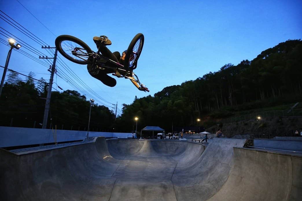 大池水杜のインスタグラム：「Photo sesh with @oza110  おざさんありがとう😊  📌 @hiroe_forest_skatepark   @visavis_jp #slopeshot #VANS #bern #タウン情報おかやま #ライト電業 #bmx #bmxgirl #bmxfreestyle #bmxwomen」
