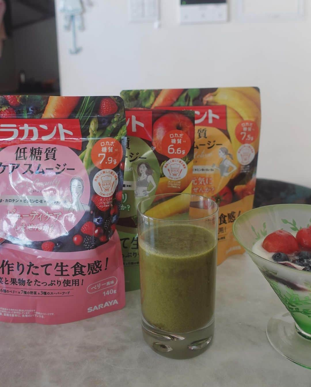 宮河マヤさんのインスタグラム写真 - (宮河マヤInstagram)「#pr 国産野菜とフルーツを使用していて、人工甘味料不使用のラカントスムージーを試してみたよ🍹今回わたしが試してみたのは緑のパッケージの大葉若葉・モリンガ・2種類の果物と6種類の野菜が入っているアップル風味🍎  普段の朝食にプラスして不足している栄養素を補充するのはもちろん、忙しい朝や旅先などで重宝できそうな低糖質スムージー、飲みやすくてとても美味しかったです🤍  @lakanto_smoothie   #ラカントスムージー #ラカント #低糖質 #ダイエットレシピ #スムージー」8月10日 18時40分 - maya_m0901