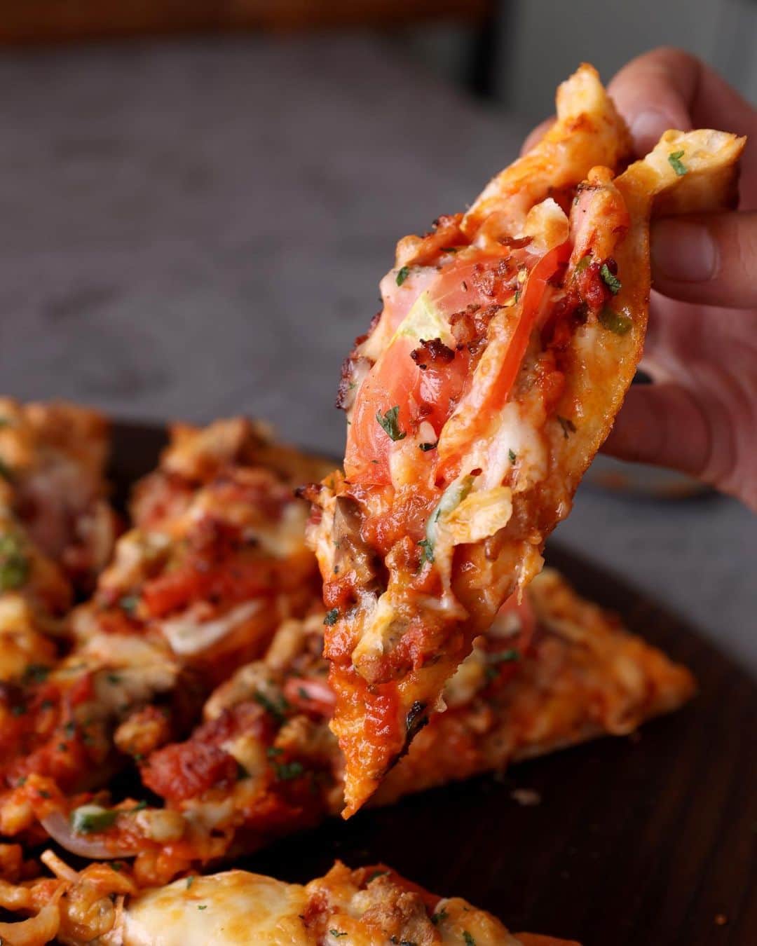 ピザーラのインスタグラム：「【ピザーラが食べたくなったらコメント欄に🍕を書いてね！】  こんばんは！  毎日暑い日が続きますね☀️ 暑い日は、涼しいおうちの中でピザを注文しちゃいましょう😏✨  ピザーラでは8月中はお得な『夏フェス』キャンペーンを実施しています！ 公式サイトをチェックしてみてくださいね🍕  -———— ピザーラ公式アカウントでは、PIZZA-LAのお得な最新情報をお届けしています🍕  皆さまもぜひピザーラを食べた際には #ピザーラ#ピザーラお届け のハッシュタグをつけて感想を教えてくださいね✨ お写真をご紹介しちゃうかも？😆 投稿、お待ちしています♪  #pizza_la #ピザ #ピザパーティー #ピザパ #ピザ屋 #ピザ好き #ピザ好きな人と繋がりたい #ピザ屋さん」