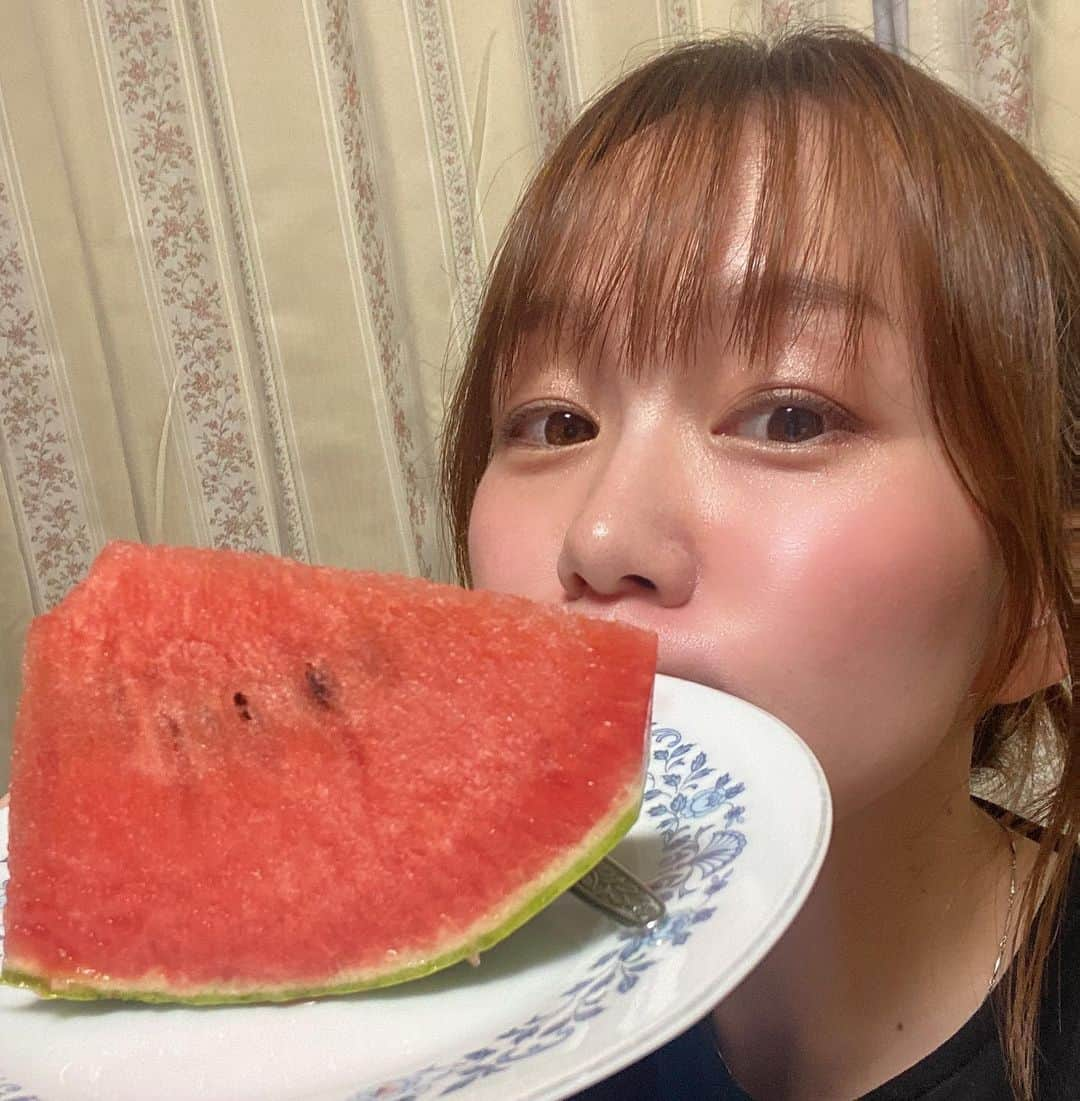 立石純子さんのインスタグラム写真 - (立石純子Instagram)「父が作ったスイカ🍉☺️ 　 先日秦野に行った際立ち寄って家族でペロリ🤤　 畑もカメラも映像も音楽もお仕事も。　 昔から勉強熱心な父。　 私が子供の頃畑のお手伝いをしていた時も、どうやったらよりよくなるかをずっとノートにつけては考えていた光景をはっきりと覚えています。　 (わたしはその時間は暇だったので、早くおうちにかえりたーーい！って思っていたのも覚えてます。笑) 　 いつでも動き続けている父のエネルギー。 そして家族を支えてくれている母のエネルギー。 尊敬しかありません。　 そして、わたしの性格は当たり前ですが大いに二人から引き継いでると思う今です。笑 　 #スイカ #🍉 #夏 #家族 #family #respect #foodstagram #食べるは幸せ #sweet #父 #お手製 #畑 #father #エネルギー の塊 #尊敬 #シンガーソングライター #はだのブランドアンバサダー #instadaily #instapic #natural」8月10日 18時42分 - junkokokotateishi