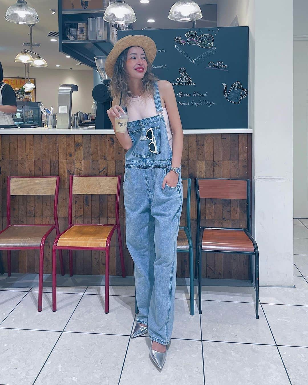 marikoさんのインスタグラム写真 - (marikoInstagram)「👨🏽‍🌾  Tank top … @searoomlynn_official  Denim … @levis_japan @levis  Hat … @lackofcoloraus  Sunglasses … @gentlemonster   7月のOSAKA Pic  私が毎月大阪に行くのは 会いたい人に会いに行く為🫶🏽 Love my buddy🫶🏽 and Love my buddy's Family🫶🏽  サロペットは夏の定番スタイル🩵  ・ ・ ・ ・ #サロペットコーデ#リーバイス #searoomlynn#タンクトップコーデ  #ハット#ハットコーデ#lackofcolor」8月10日 18時42分 - mariiko_re