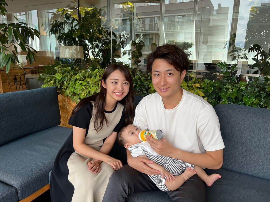 青木茉耶のインスタグラム：「♡♡♡  ついに記事が公開された🤍🤍 レオンとこうしてお仕事が出来るなんて 嬉しすぎてもう感情が、、、🥹💖  とっても可愛い写真と動画で 母は嬉しすぎます🥹💖(親バカ)  @kidsna.official 様 素敵な記事にして下さり、ありがとうございます❣️  @meiji_smilestep さんの動画も凄くいい🥹🫶🏻💖 投稿4ページ目、スワイプしてね☞☞☞ リン、ルルちゃんもちゃっかり登場してる😍  撮影の日、朝6時前から起きて そのまま全く寝てくれなくてどうなるかと思ったけど ぐずりながらもご機嫌で ちゃんと撮影中いい子にしてくれてた息子♡  工藤先生の膝の上で ぴょんぴょん飛び跳ねてご満悦でした😂(写真3枚目) 息子と遊んでくださりありがとうございました🙇🏻‍♀️🙏  このような機会を下さった皆様に感謝します🥹💖 また何か 息子とも一緒にお仕事が出来ますように、、、🥰🫶🏻  #らくらくほほえみミルク  このお話頂く前から災害用に お家に置いてあったけど使ってはなくて でも、今回このお話頂いて使ってみてすごく便利で アタッチメントも3つくらい買って お出かけの時やおうちですぐあげたい時に フル活用してる✨  お家に買いだめしておけば 災害時も役立つし、ボトルがスリムになったから 保管場所も幅取らないよ🤍  本当におすすめだから ミルク育児してるママさん達は是非使ってみてね🥹🫶🏻  #明治ほほえみ #授乳 #ベビー #子育て#kidsnaアンバサダー #モニター #PR #ベビーモデル #親子モデル #赤ちゃんモデル #赤ちゃんのいる生活 #撮影依頼募集中」