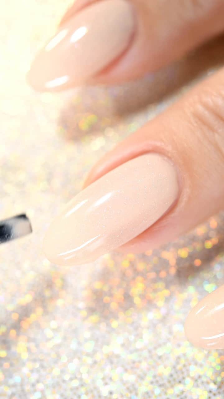 Sveta Sandersのインスタグラム：「А этот нюд стал моим любимым! Это Cheesecake от @tipsnailpolish 🥰, наполнение у этого лака это отдельное 😍, хамелеонистый шиммер, отливающий золотым, розовым и зеленоватым!」