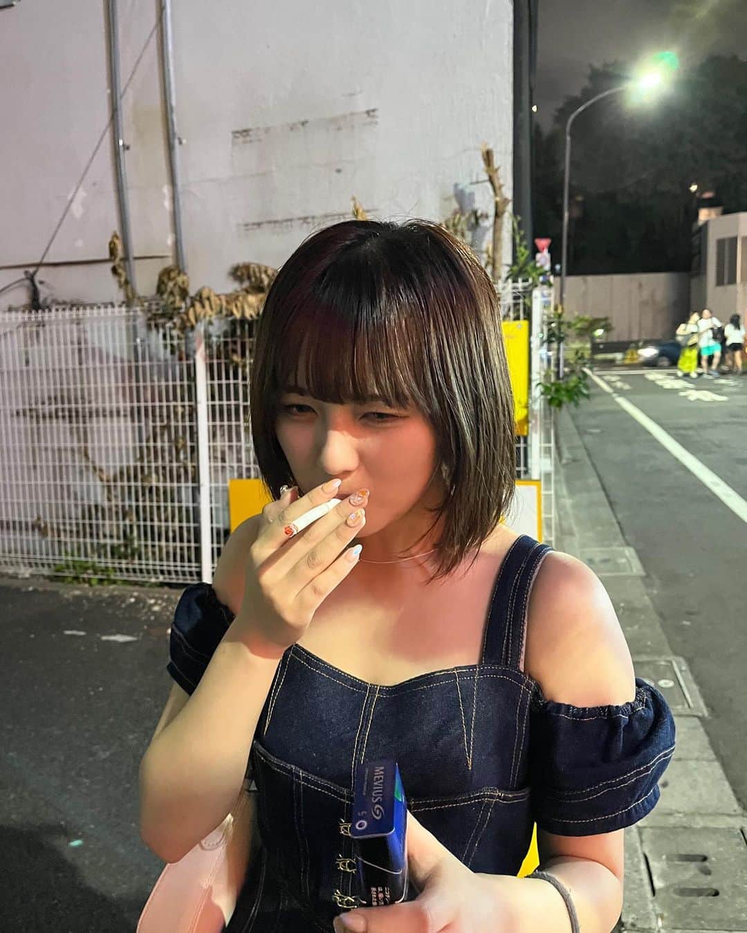 あみち。さんのインスタグラム写真 - (あみち。Instagram)「人生初のタバコでしたがこの後普通に喘息で胸痛くなって二度と吸わないことが確定しました🚬」8月10日 18時47分 - ami_._._suzuki