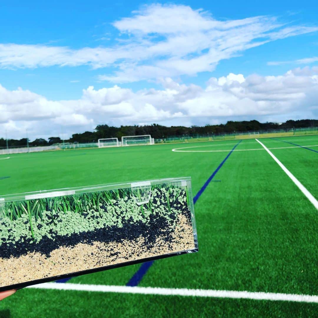 吉田眞紀人のインスタグラム：「... 今日は江川に新しくできたサッカー場を内覧させて頂きました！！  絨毯のような素晴らしいピッチ👍 きっと子どもたちも大喜びするだろうなぁって思いました！  こうして一つ一つ環境が良くなっていくのは嬉しい☺️  あとは少しでも多くの方々に利用して頂きたいと思います！  その中で出てきた改善すべき点を改善し、また更に使いやすい・また来たいと思える施設に🔥  このピッチで年齢や性別、障害の有無に関わらず、幅広く使っていただけたら良いですね🙆‍♂️  【スポーツで健康に🔥】 ...  #江川総合運動場 #新サッカー場 #吉田まきと #スポーツで健康に #房総ローヴァーズ木更津fc  #10 #木更津市出身初のJリーガー #木更津市議会議員」