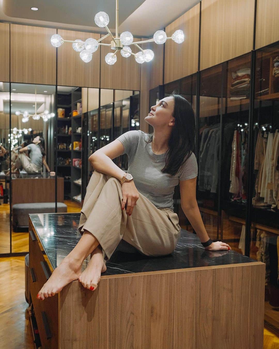 ルナ・マヤのインスタグラム：「Super happy ruangan wardrobe aku tambah cantik dengan lampu dari @lalalamp.id 🩵 Thank You 😇」