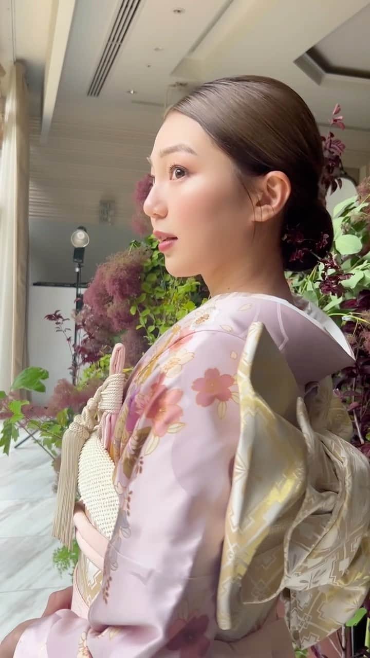 美舞のインスタグラム：「. . 和装を着る度に昔の人を尊敬し、 日本の奥ゆかしさ惚れ惚れする👘❤︎ . 💄　@nao.hairmake  . #和装　#ウエディング　#結婚式　#花嫁」