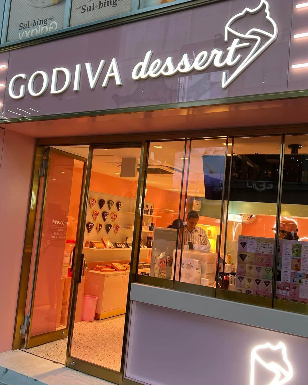 月野帯人さんのインスタグラム写真 - (月野帯人Instagram)「クレープと言えばGODIVA！ #godiva #クレープ#原宿クレープ#原宿#ゴディバデザート#スペシャルクレープハラジュク#原宿店限定#店舗限定#1276円#美味しいよ#甘くて美味しい#全種類食べたい」8月10日 19時02分 - taitotsukino