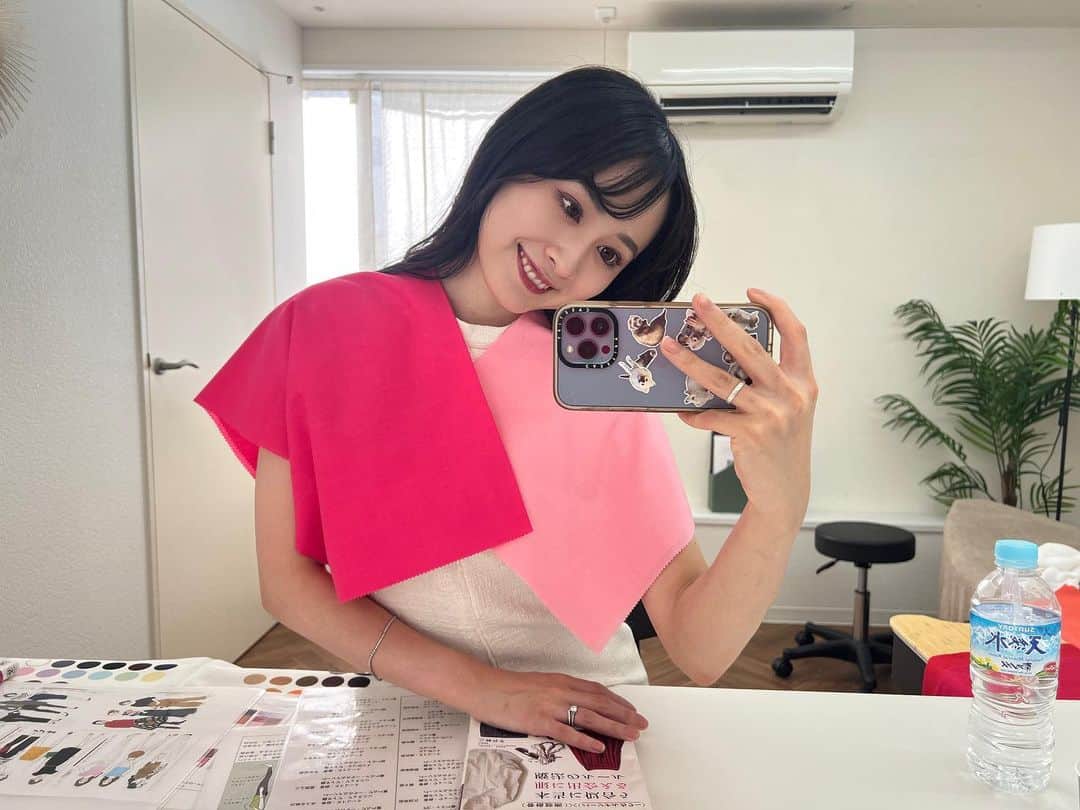 待鳥志織のインスタグラム：「@personal_beauty_petit さんで パーソナルカラー・骨格・顔タイプ診断してきました~✨ ・ 1st ブルベ冬/2nd ブルベ夏 骨格　ストレート 顔タイプ　エレガント/フェミニン でした！ サマーかな？って思ってたけど、写真の通り、夏の色当てると少し具合悪そうな感じになって、冬の色の方がくっきり肌馴染みがよくて自分でも凄くびっくりした！！ ・ 自分と同じ診断の有名人とか、似合う服の系統やメイク、髪型等 教えてもらえて勉強になった1日でした🌈 ・ #パーソナルカラー診断#骨格診断#顔タイプ診断」