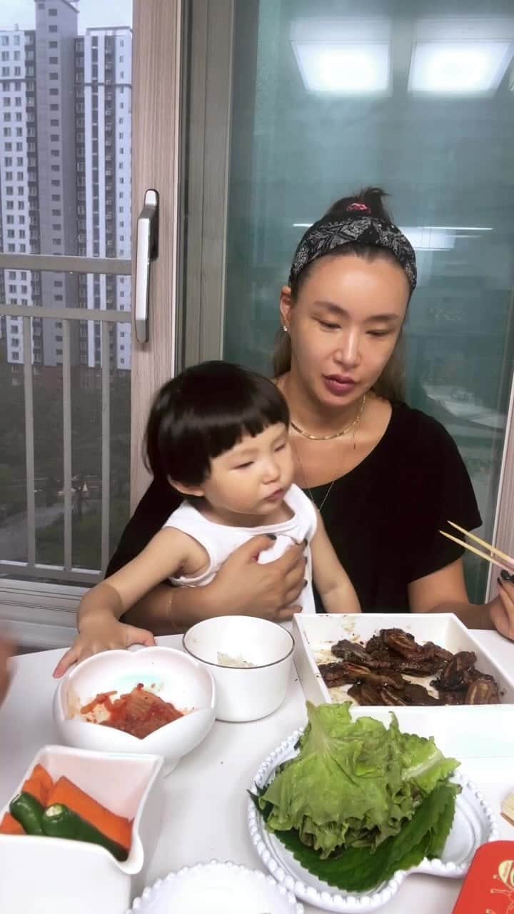 ペ・ユンジョンのインスタグラム：「하  진짜 맛있어요‼️‼️ 온가족 LA갈비파티하세요😎」