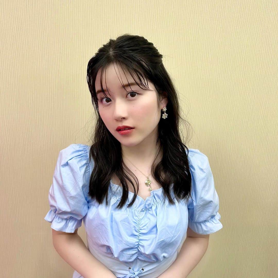 河村果歩のインスタグラム：「🌈🍒  ニコラ9月号オフショット📷´-  久しぶりにかいちゃんとペアで撮影出来て嬉しかったの✌🏻🤍  うるぷるリップがポイントです(◦ˉ ˘ ˉ◦)  どのリップかはニコラ9月号に載ってますので是非チェックして下さい~🫶🏻  #河村果歩 #nicola #おはスタ #おはガール #かほっち #ニコラ #ニコモ #ニコラ9月号発売中 #SUPERGIRLS #スパガ #アイドル」