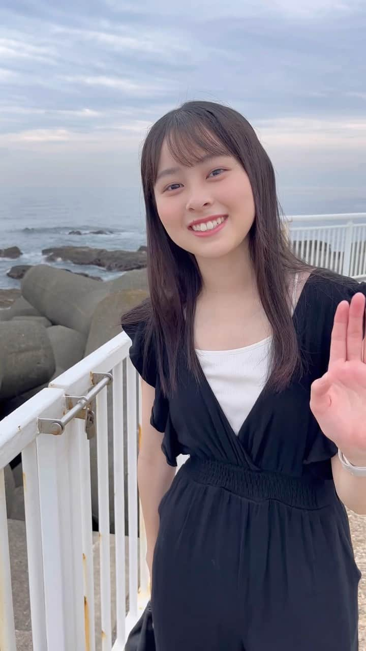 村山千夏のインスタグラム：「こんばんは。 私にとって夏といえば江ノ島！ 泳がなかったけど楽しかったです☺︎  Good evening. For me, summer means Enoshima! I didn't swim, but it was fun☺︎  #jk#ljk#jk3#jkブランド #夏休み#summervacation #女子高校生#女子高生#18歳#18yearsold #05#05line#江ノ島#enoshima #japangirl #foryoupage #fyp #真夏のシンデレラ#ロケ地 #kurukuru」