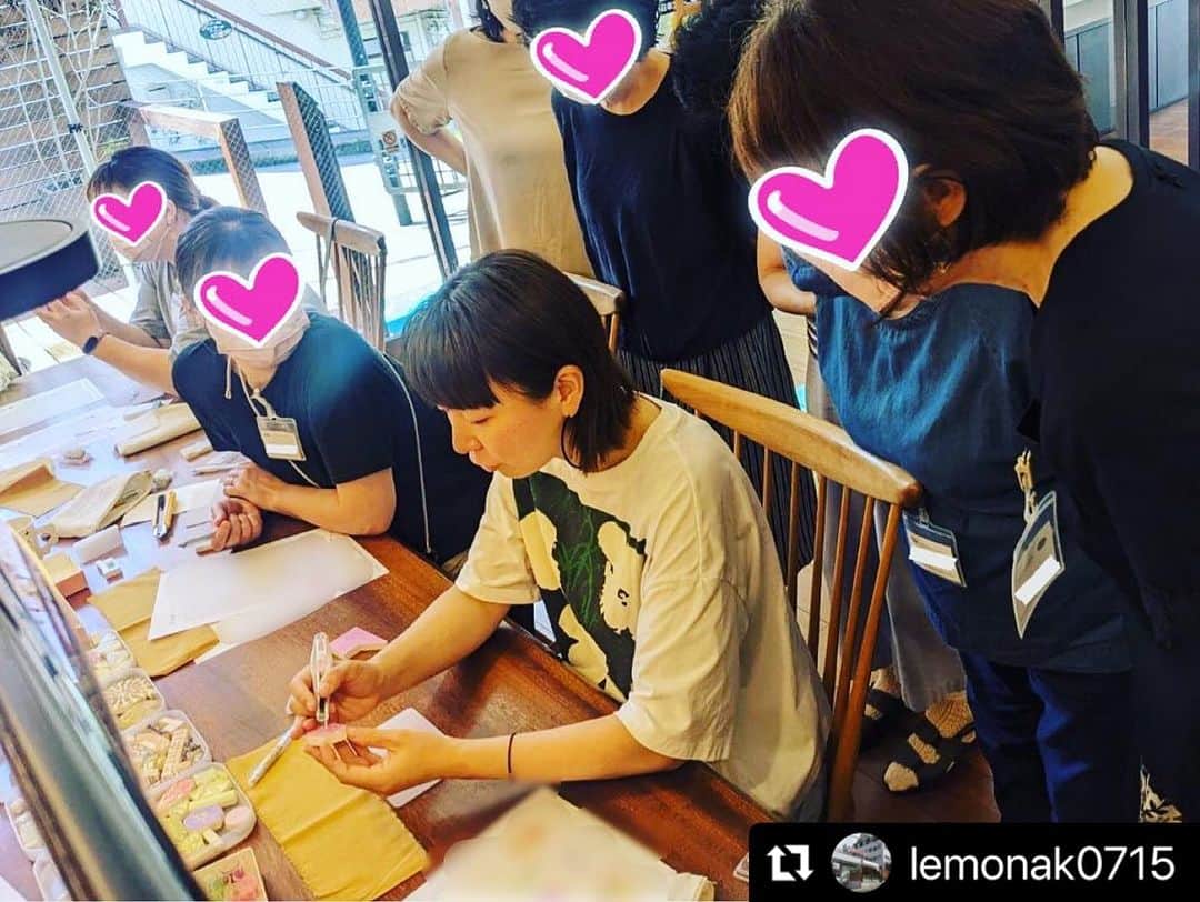 津久井智子のインスタグラム：「#Repost @lemonak0715 with @use.repost ・・・ ようやく雨もやみ、良いお天気になりましたね☀️  今日、8月10日のレモナキッチンは…津久井智子先生に教わる消しゴムはんこ作りでした✨✨✨  今回は手ぬぐい作りに挑戦しました✨ 彫った消しゴムはんこに特殊な糊をつけ、アイロンをかけると白く色が抜ける抜染法というやり方です。  みなさん、時間が足りないぐらい熱心に作っていて、とても可愛い作品が出来上がりました💖  次回の消しゴムはんこ教室は9月14日です！ 何を作るかお楽しみに！！  ☺︎  #熱海ガス#レモナキッチン #ショールーム#熱海#Atami#料理講座#ワークショップ#ガスで作るおいしい料理＃レンタルスペース @tomokotsukui」