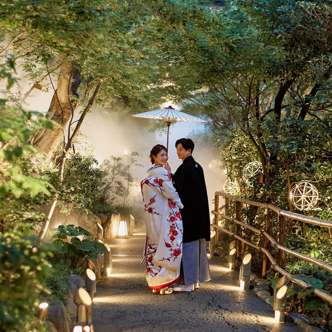 のインスタグラム：「竹あかりのやさしい光の空間で、ご結婚式でもぜひ記念撮影を✨ 煌く光で癒されるひとときをシェアするフォトキャンペーンも開催中！ A soothing moment with light from the bamboo baskets. Share your soothing moments with glimmering light!  @hotelchinzansotokyo_wedding  #ホテル椿山荘東京ウエディング   📷竹あかり煌きフォトキャンペーン 期　間：～ 9月18日（月・祝） テーマ：やさしい煌き  【ホテル公式アカウント＆専用ハッシュタグ】 ◇ホテル公式アカウント @hotelchinzansotokyo_official　@grandprincehotel_shintakanawa ◇フォトキャンペーン専用ハッシュタグ #椿山荘竹あかり #高輪竹あかり #竹あかり　#bamboolantern 【応募手順】 １．ホテル椿山荘東京とグランドプリンスホテル高輪の両ホテル公式インスタグラムアカウントをフォロー ２．両ホテル公式インスタグラムアカウントをメンションし、フォトキャンペーン専用ハッシュタグを付けてインスタグラムに投稿してください。 【当選発表】2023年10月中旬予定  #ホテル椿山荘東京 #椿山荘結婚式 #東京リゾート #東京リゾートウエディング #tokyoresortwedding #東京花嫁 #関東花嫁 #花嫁ショット #ウェディングフォト」