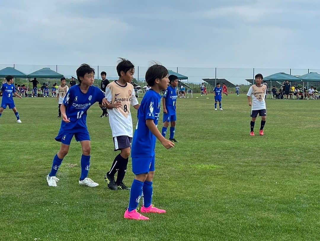 巻誠一郎さんのインスタグラム写真 - (巻誠一郎Instagram)「今回、FDcup  u12国際フットボールドリームカップ北海道を無事開催することができました！  FINDの倉本社長と北海道でやるなら誰もやった事ない事やろう！  そこからスタートしたプロジェクト。  少しずつ輪が広がっていき、何とか形にする事が出来ました！  総合プロデューサーの那須のエネルギーにも凄く助けてもらいました！！  天候も最高で、25℃前後で子供たちがチカラを発揮しやすい環境でした。  子供たちの真剣な眼差しと、キラキラした目で苦労が報われました！  特に準決勝、決勝のレベルは素晴らしく、北海道の子供たちも直に体感できる素晴らしい機会だったんではないでしょうか！？  子どもたちが、何を感じて今後どの様なアクションを起こすか楽しみにしてます！！  最後に国内外から参加していただいたチーム関係者の皆様、ご支援いただいた皆様、スポンサー様、ゲストのリゼム、厚真町の皆様、ありがとうございました。  #fdカップ北海道 #那須大亮 #リゼム #カベッサ北海道 #カベッサ熊本 #北海道サッカー #u12国際大会 #次は熊本開催 #FDカップ九州」8月10日 19時00分 - makiseiichiro9