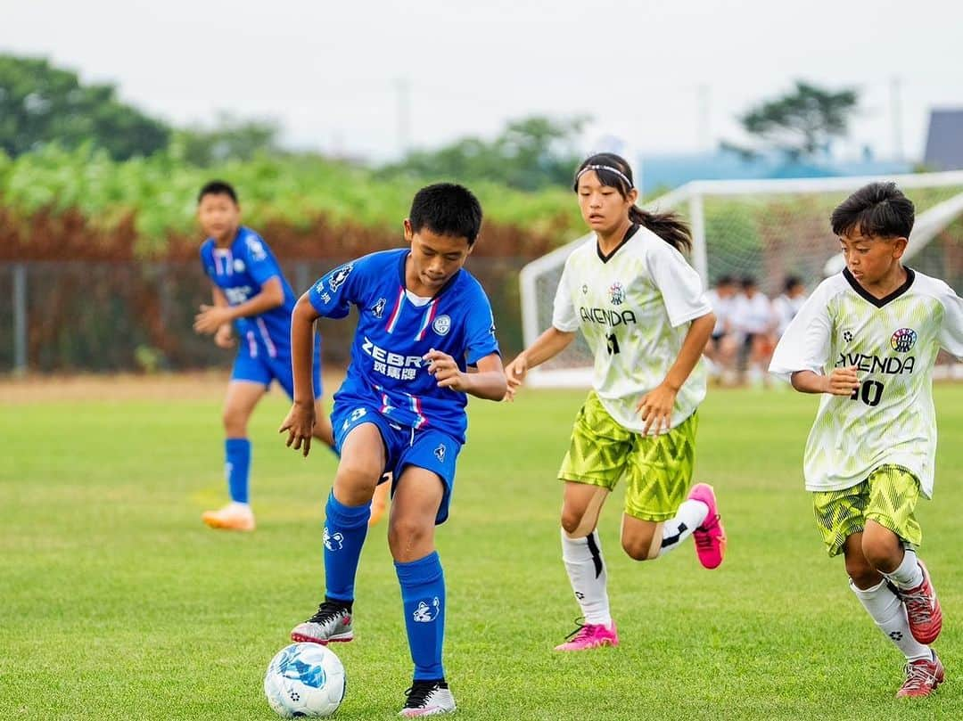 巻誠一郎さんのインスタグラム写真 - (巻誠一郎Instagram)「今回、FDcup  u12国際フットボールドリームカップ北海道を無事開催することができました！  FINDの倉本社長と北海道でやるなら誰もやった事ない事やろう！  そこからスタートしたプロジェクト。  少しずつ輪が広がっていき、何とか形にする事が出来ました！  総合プロデューサーの那須のエネルギーにも凄く助けてもらいました！！  天候も最高で、25℃前後で子供たちがチカラを発揮しやすい環境でした。  子供たちの真剣な眼差しと、キラキラした目で苦労が報われました！  特に準決勝、決勝のレベルは素晴らしく、北海道の子供たちも直に体感できる素晴らしい機会だったんではないでしょうか！？  子どもたちが、何を感じて今後どの様なアクションを起こすか楽しみにしてます！！  最後に国内外から参加していただいたチーム関係者の皆様、ご支援いただいた皆様、スポンサー様、ゲストのリゼム、厚真町の皆様、ありがとうございました。  #fdカップ北海道 #那須大亮 #リゼム #カベッサ北海道 #カベッサ熊本 #北海道サッカー #u12国際大会 #次は熊本開催 #FDカップ九州」8月10日 19時00分 - makiseiichiro9