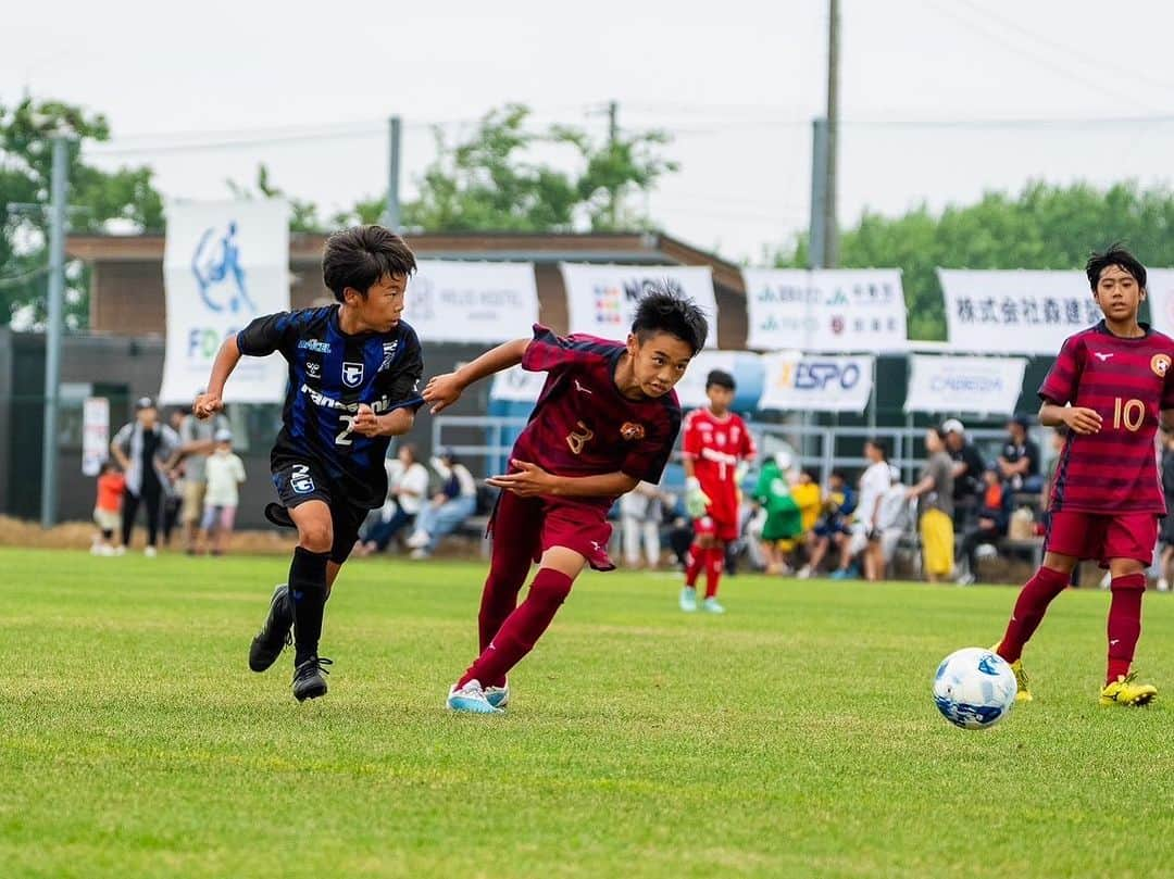 巻誠一郎さんのインスタグラム写真 - (巻誠一郎Instagram)「今回、FDcup  u12国際フットボールドリームカップ北海道を無事開催することができました！  FINDの倉本社長と北海道でやるなら誰もやった事ない事やろう！  そこからスタートしたプロジェクト。  少しずつ輪が広がっていき、何とか形にする事が出来ました！  総合プロデューサーの那須のエネルギーにも凄く助けてもらいました！！  天候も最高で、25℃前後で子供たちがチカラを発揮しやすい環境でした。  子供たちの真剣な眼差しと、キラキラした目で苦労が報われました！  特に準決勝、決勝のレベルは素晴らしく、北海道の子供たちも直に体感できる素晴らしい機会だったんではないでしょうか！？  子どもたちが、何を感じて今後どの様なアクションを起こすか楽しみにしてます！！  最後に国内外から参加していただいたチーム関係者の皆様、ご支援いただいた皆様、スポンサー様、ゲストのリゼム、厚真町の皆様、ありがとうございました。  #fdカップ北海道 #那須大亮 #リゼム #カベッサ北海道 #カベッサ熊本 #北海道サッカー #u12国際大会 #次は熊本開催 #FDカップ九州」8月10日 19時00分 - makiseiichiro9