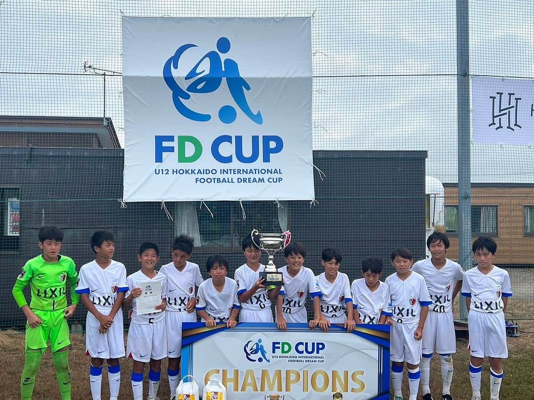 巻誠一郎さんのインスタグラム写真 - (巻誠一郎Instagram)「今回、FDcup  u12国際フットボールドリームカップ北海道を無事開催することができました！  FINDの倉本社長と北海道でやるなら誰もやった事ない事やろう！  そこからスタートしたプロジェクト。  少しずつ輪が広がっていき、何とか形にする事が出来ました！  総合プロデューサーの那須のエネルギーにも凄く助けてもらいました！！  天候も最高で、25℃前後で子供たちがチカラを発揮しやすい環境でした。  子供たちの真剣な眼差しと、キラキラした目で苦労が報われました！  特に準決勝、決勝のレベルは素晴らしく、北海道の子供たちも直に体感できる素晴らしい機会だったんではないでしょうか！？  子どもたちが、何を感じて今後どの様なアクションを起こすか楽しみにしてます！！  最後に国内外から参加していただいたチーム関係者の皆様、ご支援いただいた皆様、スポンサー様、ゲストのリゼム、厚真町の皆様、ありがとうございました。  #fdカップ北海道 #那須大亮 #リゼム #カベッサ北海道 #カベッサ熊本 #北海道サッカー #u12国際大会 #次は熊本開催 #FDカップ九州」8月10日 19時00分 - makiseiichiro9