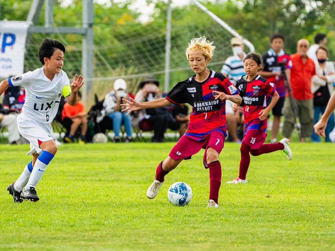 巻誠一郎さんのインスタグラム写真 - (巻誠一郎Instagram)「今回、FDcup  u12国際フットボールドリームカップ北海道を無事開催することができました！  FINDの倉本社長と北海道でやるなら誰もやった事ない事やろう！  そこからスタートしたプロジェクト。  少しずつ輪が広がっていき、何とか形にする事が出来ました！  総合プロデューサーの那須のエネルギーにも凄く助けてもらいました！！  天候も最高で、25℃前後で子供たちがチカラを発揮しやすい環境でした。  子供たちの真剣な眼差しと、キラキラした目で苦労が報われました！  特に準決勝、決勝のレベルは素晴らしく、北海道の子供たちも直に体感できる素晴らしい機会だったんではないでしょうか！？  子どもたちが、何を感じて今後どの様なアクションを起こすか楽しみにしてます！！  最後に国内外から参加していただいたチーム関係者の皆様、ご支援いただいた皆様、スポンサー様、ゲストのリゼム、厚真町の皆様、ありがとうございました。  #fdカップ北海道 #那須大亮 #リゼム #カベッサ北海道 #カベッサ熊本 #北海道サッカー #u12国際大会 #次は熊本開催 #FDカップ九州」8月10日 19時00分 - makiseiichiro9