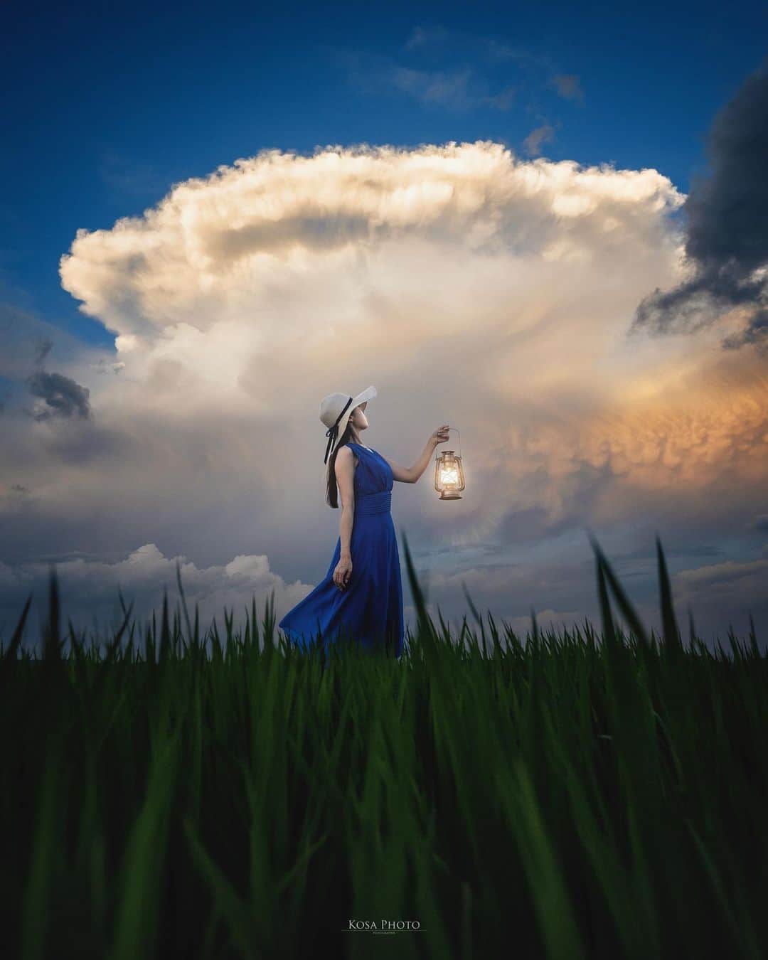 コサのインスタグラム：「夕暮れの夏雲  夕焼けの夏雲狙いとだけしか伝えてませんでしたが… 白以外のワンピにしてくれてた‼️ ありがとうございます🙇‍♂️ . Location:和歌山 Wakayama / Japan🇯🇵 Date:2023年8月 Camera:Z9 / Z 14-24mm f2.8 in frame: @chami_2nd . #みんすと夏祭り #raytrek_stylishsummer #tanddフォトコンテスト2023 #discover #nikoncreators #nikoncreators_2023travel #ポトレファン倶楽部 #ポトレ撮影隊 #jp_mood #jp_portrait部 #tokyocameraclub #art_of_japan_ #jgrv_member #team_jp_ #photo_jpn #sorakataphoto #LBJ_KING #m_v_shotz #広がり同盟メンバー #special_spot_legend #clv_galerie #NSG_IG #mf_landscape #Rox_Captures #japan_waphoto #raw_japan #deaf_b_j_ #memory_photo_studio #じゃびふる #Lovers_Nippon」