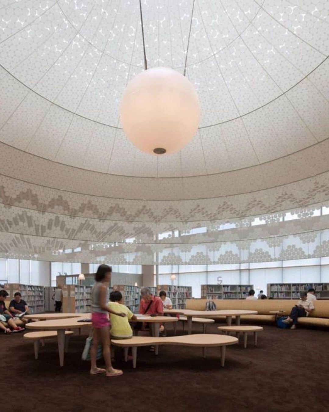 ELLE DECOR JAPANさんのインスタグラム写真 - (ELLE DECOR JAPANInstagram)「涼しい図書館でゆっくりと読書に没頭する1日はいかが？　今回は、本だけでなく外観や内部空間までも楽しめる、スター建築家たちが手がけた図書館をご紹介。  1-2...太田市美術館・図書館（群馬県） 1万8千冊を超える絵本児童書と1万3千冊のアートブックなど、クリエイティブなライフスタイルのヒントになる本が揃う書架は、大きな窓から日差しが降り注ぐ開放感のある雰囲気が魅力。  3-4...杉並区立中央図書館（東京） 全面ガラス張りのカウンター席や「本の広場」と呼ばれるウッドデッキ、親子で楽しめる「こどもの本」フロアなど、やわらかい陽の光が差し込む、緑に囲まれた気持ちの良い空間で読書を楽しむことができる。  5-6...福井県立図書館（福井） 建物のまわりには広大な庭園が広がり、読書だけでなく散策も楽しめる。開架・閲覧エリアは、ワンフロア構造になっており天井まで続く大窓から入る自然光で満たされた明るい空間が広がる。  7-8...岐阜市立中央図書館（岐阜） 広さ9,210㎡、蔵書約55万冊、座席数は910席を誇る図書館。岐阜の県産材である東濃ひのきを使った木造格子屋根が特徴で、木材と銅板、ガラスを組み合わせた唯一無二の外観が印象的。  『エル・デコ』デジタルでは15の図書館を紹介中なので、もっと詳しく知りたい人はぜひチェックして。  太田市図書館 #平田晃久 #杉並区立中央図書館 #黒川紀章 #伊東豊雄 #岐阜市立中央図書館 #槇文彦 #福井県立図書館 #図書館 #建築 #本好き #読書好き #夏の過ごし方」8月12日 19時05分 - elledecorjapan