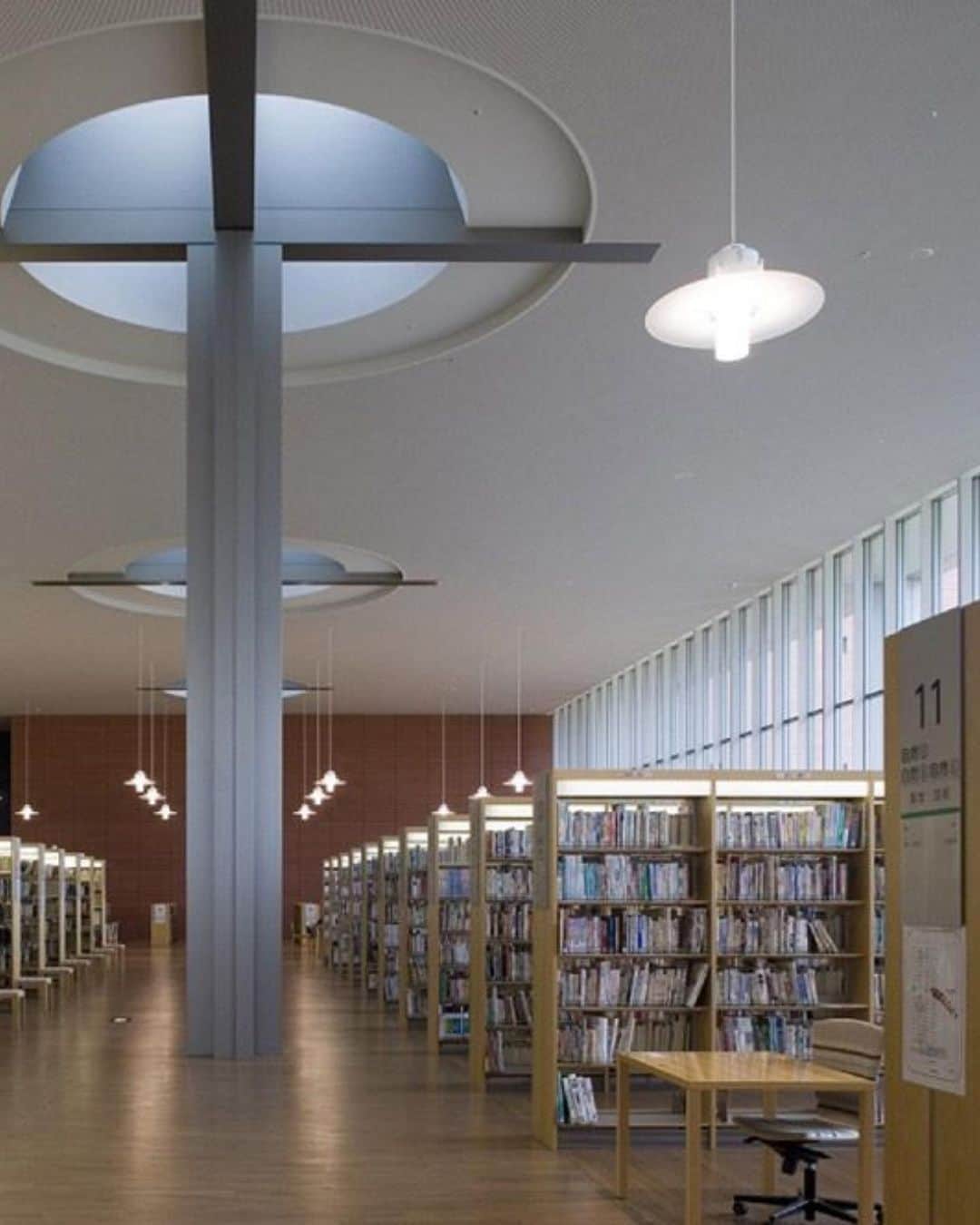 ELLE DECOR JAPANさんのインスタグラム写真 - (ELLE DECOR JAPANInstagram)「涼しい図書館でゆっくりと読書に没頭する1日はいかが？　今回は、本だけでなく外観や内部空間までも楽しめる、スター建築家たちが手がけた図書館をご紹介。  1-2...太田市美術館・図書館（群馬県） 1万8千冊を超える絵本児童書と1万3千冊のアートブックなど、クリエイティブなライフスタイルのヒントになる本が揃う書架は、大きな窓から日差しが降り注ぐ開放感のある雰囲気が魅力。  3-4...杉並区立中央図書館（東京） 全面ガラス張りのカウンター席や「本の広場」と呼ばれるウッドデッキ、親子で楽しめる「こどもの本」フロアなど、やわらかい陽の光が差し込む、緑に囲まれた気持ちの良い空間で読書を楽しむことができる。  5-6...福井県立図書館（福井） 建物のまわりには広大な庭園が広がり、読書だけでなく散策も楽しめる。開架・閲覧エリアは、ワンフロア構造になっており天井まで続く大窓から入る自然光で満たされた明るい空間が広がる。  7-8...岐阜市立中央図書館（岐阜） 広さ9,210㎡、蔵書約55万冊、座席数は910席を誇る図書館。岐阜の県産材である東濃ひのきを使った木造格子屋根が特徴で、木材と銅板、ガラスを組み合わせた唯一無二の外観が印象的。  『エル・デコ』デジタルでは15の図書館を紹介中なので、もっと詳しく知りたい人はぜひチェックして。  太田市図書館 #平田晃久 #杉並区立中央図書館 #黒川紀章 #伊東豊雄 #岐阜市立中央図書館 #槇文彦 #福井県立図書館 #図書館 #建築 #本好き #読書好き #夏の過ごし方」8月12日 19時05分 - elledecorjapan
