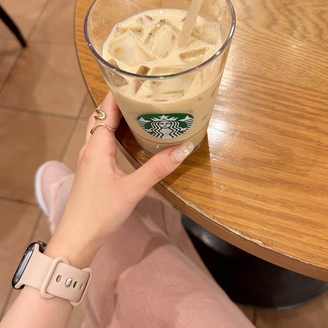のインスタグラム：「︴𝑝𝑖𝑛𝑘 𝑐𝑜𝑜𝑟𝑑𝑖𝑛𝑎𝑡𝑒 ,  おにゅうのピンクのデニムが可愛すぎるの😵‍💫💗💗 色味がちゃんとピンクなのに派手すぎないのがどストライク💭🩰  スニーカーもピンクで合わせてすごい好きなコーデ 𓂃𓈒𓏸  ポイントで柄バックも可愛い .. 🫶🏻  . . . #夏コーデ #低身長コーデ #ピンクコーデ #デニムコーデ #スニーカーコーデ #カジュアルコーデ #カジュアルガーリー #mystic #nike #スタバ #starbucks」