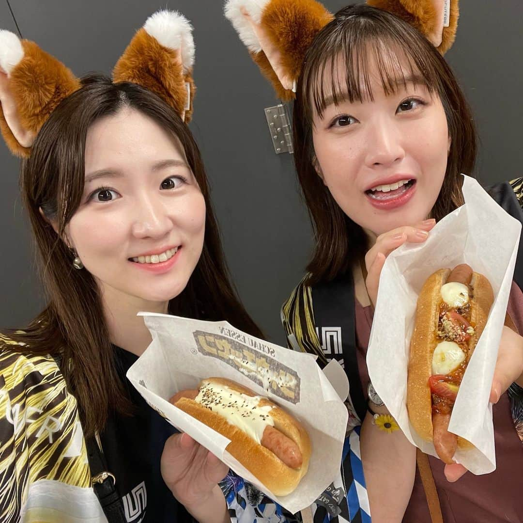 世永聖奈さんのインスタグラム写真 - (世永聖奈Instagram)「🦊 ⁡ ⁡ 初エスコンという後輩と観戦した日 ⁡ ⁡ #エスコンフィールド北海道 #北海道 #北広島 #北海道日本ハムファイターズ #ファイターズ #気づけば食べてばかり #しゃけまる弁当 #シャウエッセン ⁡」8月10日 19時05分 - hbc_yonagasena