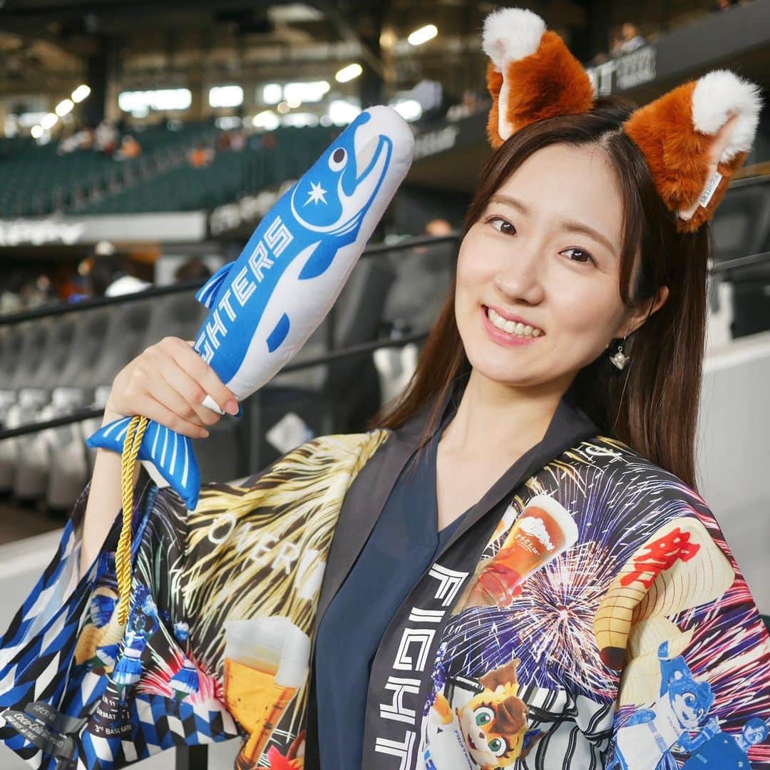 世永聖奈のインスタグラム：「🦊 ⁡ ⁡ 初エスコンという後輩と観戦した日 ⁡ ⁡ #エスコンフィールド北海道 #北海道 #北広島 #北海道日本ハムファイターズ #ファイターズ #気づけば食べてばかり #しゃけまる弁当 #シャウエッセン ⁡」