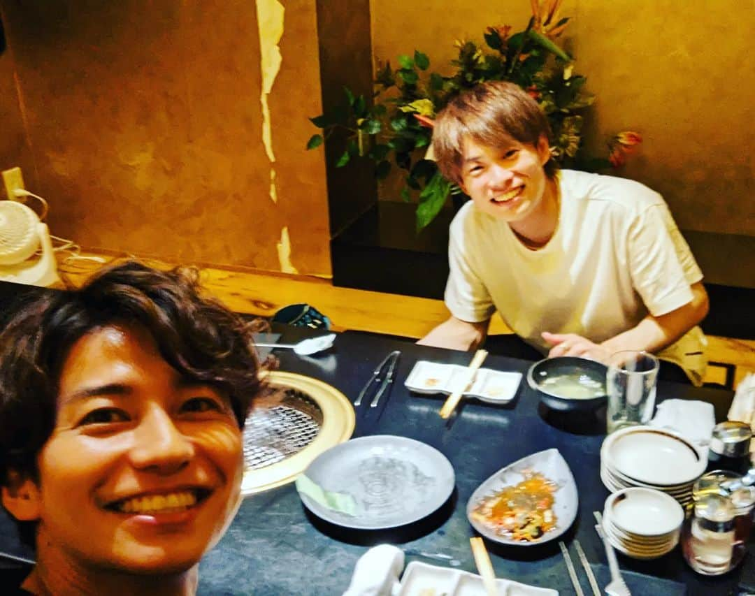 武田航平さんのインスタグラム写真 - (武田航平Instagram)「この間、久しぶりに泰輔くんと。  大阪の @me2room  でたまたま一緒になって、トレーニングした以来かな？？  この日はノンアルで二人きりで３、４時間、男子トーク。 物事に対する考えや、捉え方、探究心… 俳優やアーティストさん的なマインドといいますか… 周りに流されずにやるべきことをしっかりとやる、ぼくはぼく、周りは周り… 惜しまない努力で、自分らしさを思い切り体現する姿に年齢関係なく、共感だし、大尊敬でした。  おしゃれでイケメンでキュートで肌が綺麗な野球選手って中々いないだけに、そりゃ人気だよな〜と感じた夜でした☺  またご飯いって話そー！  山岡泰輔投手  @yamaokataisuke__official   更に大注目だよー。  #山岡泰輔 #me2room #オリックスバファローズ  #npb」8月10日 19時07分 - kouhei_takeda.official