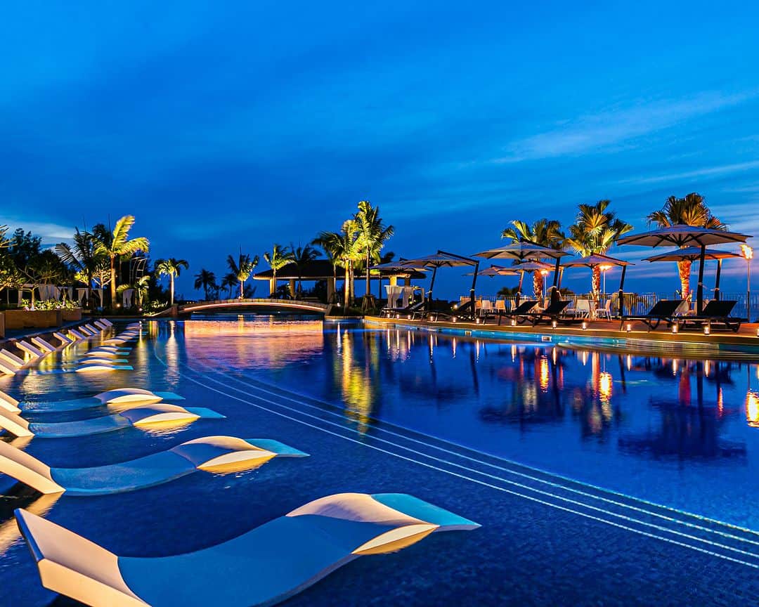 Okinawa Marriott Resort & Spa 【公式】さんのインスタグラム写真 - (Okinawa Marriott Resort & Spa 【公式】Instagram)「昼は屋内プール、夜は屋外プール。 日差しを避けながら「夏の沖縄」を満喫しませんか？  沖縄の夏は日差しが強い！ お肌への影響が気になりますよね？ 特に小さなお子様には刺激が強すぎる場合も…。  そんな時おすすめの過ごし方が、 昼間は屋内プール、日が沈んだら屋外プールです。  当ホテルの屋内プールは 本格的なトレーニングも可能な広さがあり、 適度な水温に保たれているので、 お子様の水泳の練習にもぴったり。  屋外プールは全長170mの広さを誇り、 キッズプールやウォータースライダーも完備。  夏季限定で22時までオープンしているので、 日が沈んでからでも十分ご利用になれます。  プールについて詳しくは、  @okinawa.oriental.hotel プロフィールから ウェブサイトをご確認ください。  A recipe for avoiding the strong Okinawa sun: Indoor pool during the day, outdoor pool at night!  You may be worried about the effects on your skin of the strong Okinawan sun during the summer especially if you have small children. We definitely recommend that you think about enjoying the indoor pool during the heat of the day and the outdoor pool in the evening and after the sun goes down.  The indoor pool is large enough for full-scale training and the water is kept at a moderate temperature making it perfect for swimming practice.  The outdoor pool, a total of 170m long, has a children's pool area as well as a waterslide. It is open until 22:00 during the summer making it available for use even after the sun goes down.  #沖縄プール付きホテル #ホテルプール #沖縄プールホテル子連れ #沖縄リゾートホテルプール #プールスライダー #沖縄 #okinawa #やんばる #yanbaru  #沖縄旅行 #okinawatrip #沖縄観光 #名護  #沖縄大好き #家族旅 #女子旅  #女子旅行 #夫婦旅行 #記念日旅行  #沖縄ホテル #リゾートホテル  #オリエンタルホテル沖縄 #orientalhotelokinawa  #オリエンタルホテル #orientalhotel #ikyu_travel #funnightatresort」8月10日 19時08分 - okinawa.oriental.hotel