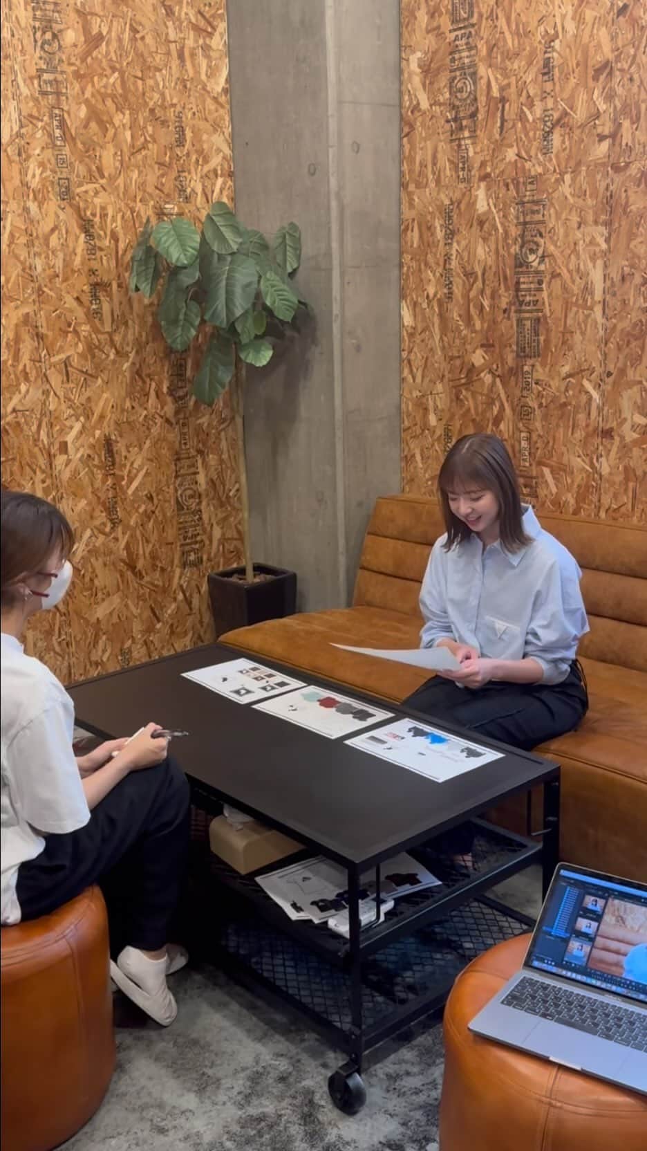 のインスタグラム：「コラボ商品受注スタート🦘 撮影風景ですっ😊 ラフに着れるワンポイントのオシャレにこだわりました✨ https://kangolreward.jp/SHOP/202372/235015/list.html」