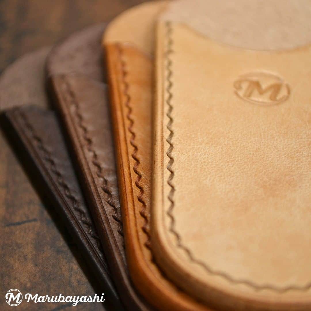 MARUBAYASHIのインスタグラム：「*  糸切りばさみ用の レザーケース。  他の作品はこちらから ▷@takahiro_marubayashi  #糸切りばさみケース #ハサミケース #シザーケース #レザークラフト#leatherhandmade #leatherdesign #leatherproduct #handmade #leatherlove #leatherlife #革好き #革のある暮らし」
