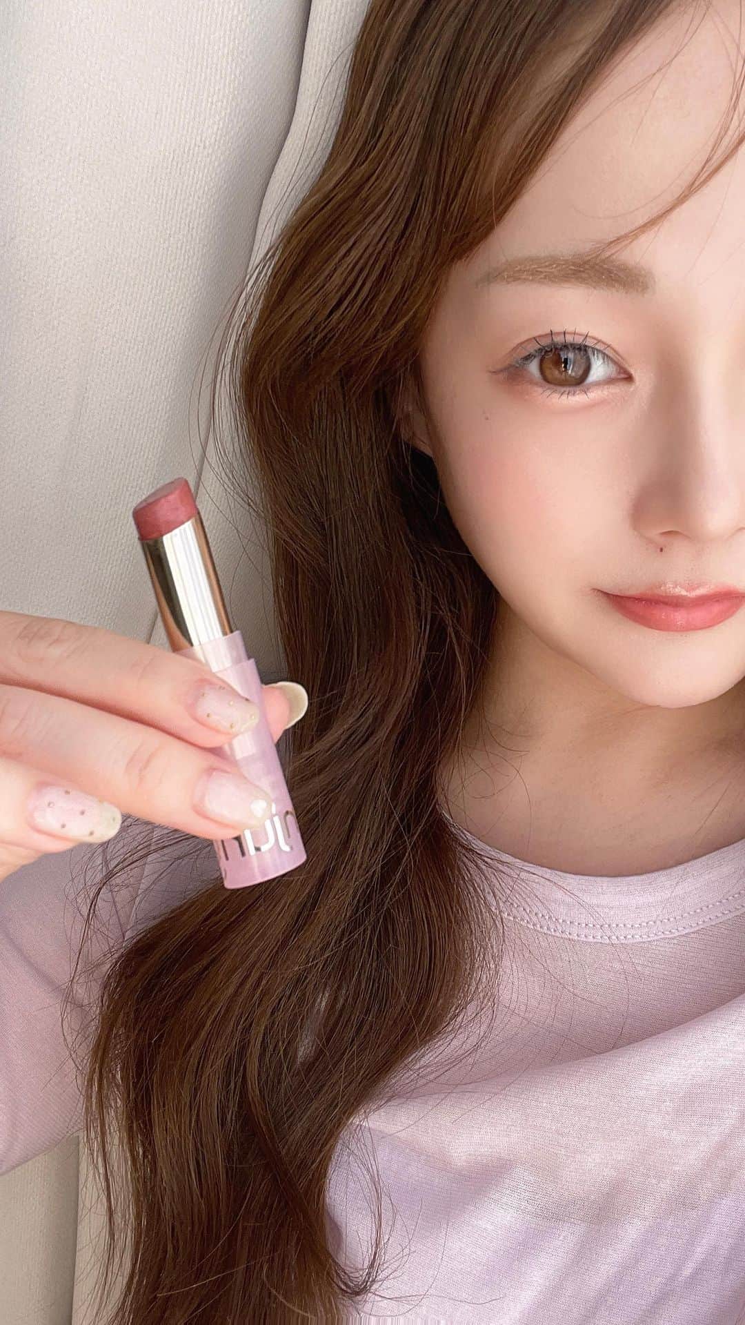 大田くるみのインスタグラム：「【イエベ春さん大優勝🏆】 最近お気に入りのリップの組み合わせ このヌーディなピンク、かわいいですよねぇ🤤  リップだけだとちょっと縦皺が目立つので、 グロスを重ねるとむっちり唇になって良い感じに . . . #イエベ春  #イエベ春コスメ  #韓国コスメ #ウォンジョンヨ #laka」