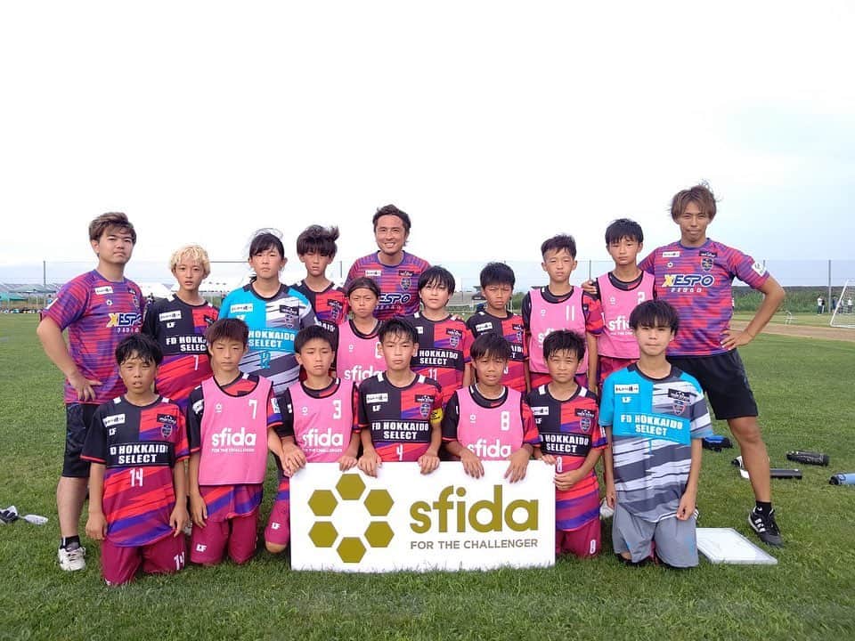 のインスタグラム：「. U-12北海道フットボールドリームカップ2023  全国から強豪クラブが北海道に集結！ 熱い闘いを繰り広げました🔥  参加チーム📸をお届け！  @fdcuphokkaido   #FDカップ #fdcup #sfida #スフィーダ #サッカー #少年サッカー #サッカー少年 #サッカー少女」