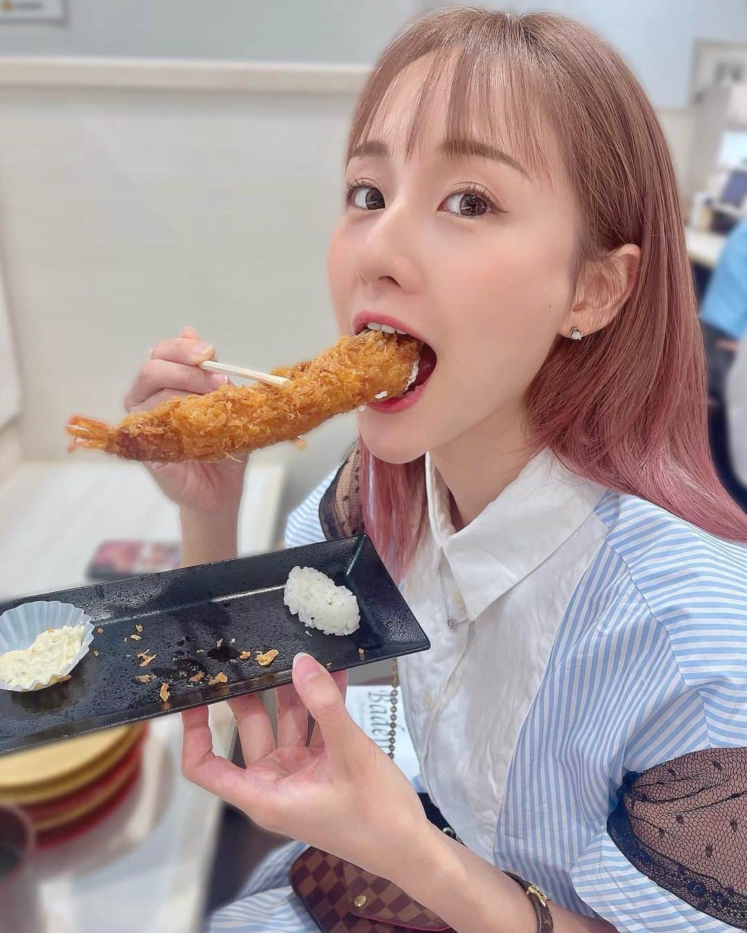 今西由記（ゆきぴ）のインスタグラム：「ゆきぴと魚べいデートなうに使っていいよε(εᐛ )🪄🫧笑  ほんまにめっちゃ魚べいスキ♡⸜(* ॑ ॑* )⸝♡  魚べいの一角に住みたいまでアル🐟🫧  @uobei_genki   #魚べい #うおべい #回転しない回転寿司  #余裕で魚べいの歌うたえる #魚べい大好き  #巨大エビフライ」