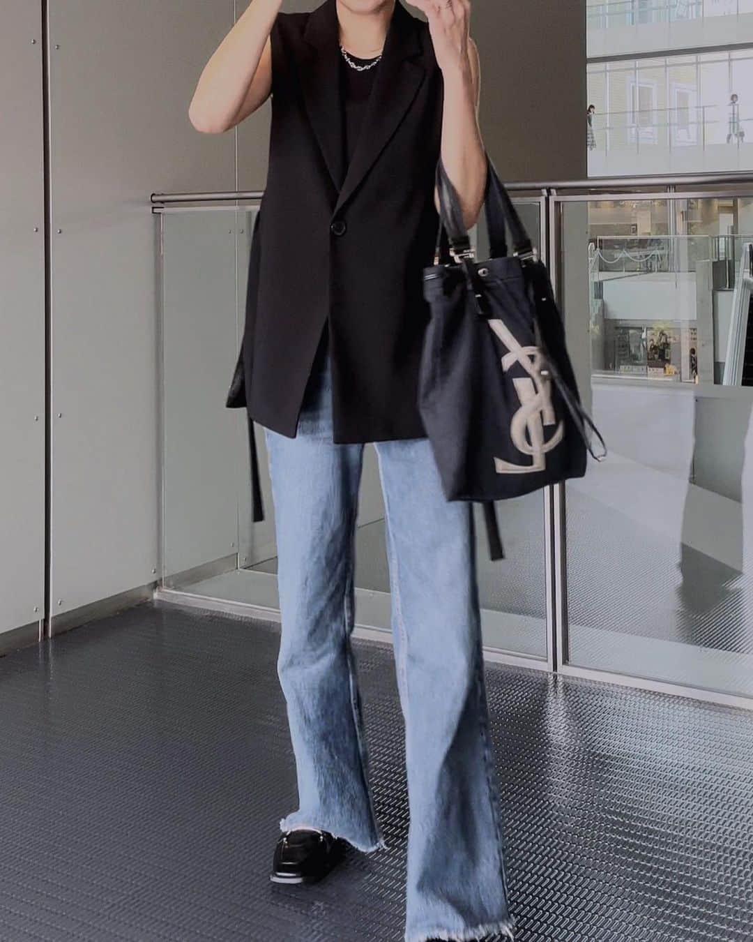 山本明果さんのインスタグラム写真 - (山本明果Instagram)「⠀ ⠀ ⠀ ⠀ 🏝️🏊🏽‍♂️⛱️ ⠀ ⠀ 中1男子はまだまだかわいい。 ⠀ ⠀ tops.denim / #zara shoes / #viviancollection bag / #ysl ⠀ ⠀ 秋にたくさん履きたいローファー。 シャープな金具のデザインがかわいい（4枚目 @vivian_collection_official  #viviancollection#vivianshoes#vivianコーデ」8月10日 19時15分 - sayaka__sea