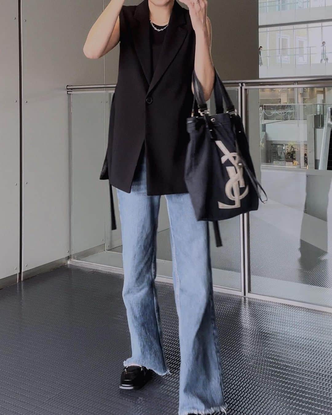 山本明果のインスタグラム：「⠀ ⠀ ⠀ ⠀ 🏝️🏊🏽‍♂️⛱️ ⠀ ⠀ 中1男子はまだまだかわいい。 ⠀ ⠀ tops.denim / #zara shoes / #viviancollection bag / #ysl ⠀ ⠀ 秋にたくさん履きたいローファー。 シャープな金具のデザインがかわいい（4枚目 @vivian_collection_official  #viviancollection#vivianshoes#vivianコーデ」