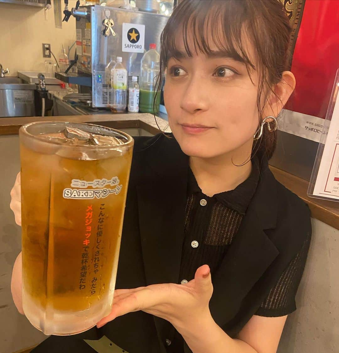 川口カノンのインスタグラム：「夏はやっぱりお酒でしょ🍻 ということで、、元祖皿焼売酒場 ニュースターにいってきた🐶 @newstar_hoboshin  . 一緒に行った人がメガジョッキ頼んでたら私もメガジョッキに毎回してしまう笑笑 ． ここはほぼ新宿のれん街別館の中にあるお店なんだけど、、コスパが良すぎて美味しいのはもちろんだし昔ながらのノスタルジックな雰囲気も楽しかったです💓 ． ハシゴ酒できちゃうのもいいよね！ ． この日は久々に居酒屋でポテトを食べて幸せすぎました、、、 しかも普通のポテトじゃなくてフレーバーが選べる😭 しゃかしゃかもたのしかった笑笑 ． ポテトを食べながらお酒を飲むなんてなんだか不思議で大人になったんだなぁと今更ながら思いながらのんでました笑笑 ． お家で調整頑張ってまたポテトたべる！！💓 ． ポテトの他にも食べて欲しいのがいくらがたくさんのったオムライス、、🥹あと小籠包もおすすめです💓 ． ． ．  #元祖皿焼売酒場ニュースター #オムライス #代々木グルメ #皿焼売 #新宿グルメ #PR」