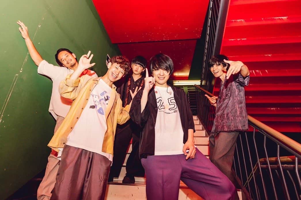 岡本啓佑のインスタグラム：「#XIIX 2&5ツアー完  かっけえ先輩たちとの合奏、幸せでした。 10月のツアーもよろしくお願いしますーー！がんばるぞ 廊下中に響き渡るトゥースが今も耳に残ってる☝️」