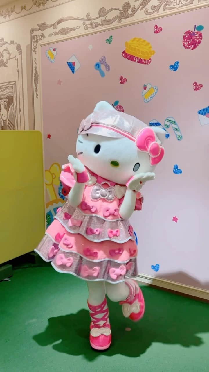 大見謝葉月のインスタグラム：「キティちゃんに会ってきた ﾐ・｡・ﾐ🎀 ずっと可愛かった🥰  #hellokitty #ハローキティ #kitty #sanrio #sanriopuroland  #サンリオピューロランド #キティ #hellokittylover #sanriolover  #hellokittyfan #kittylove」