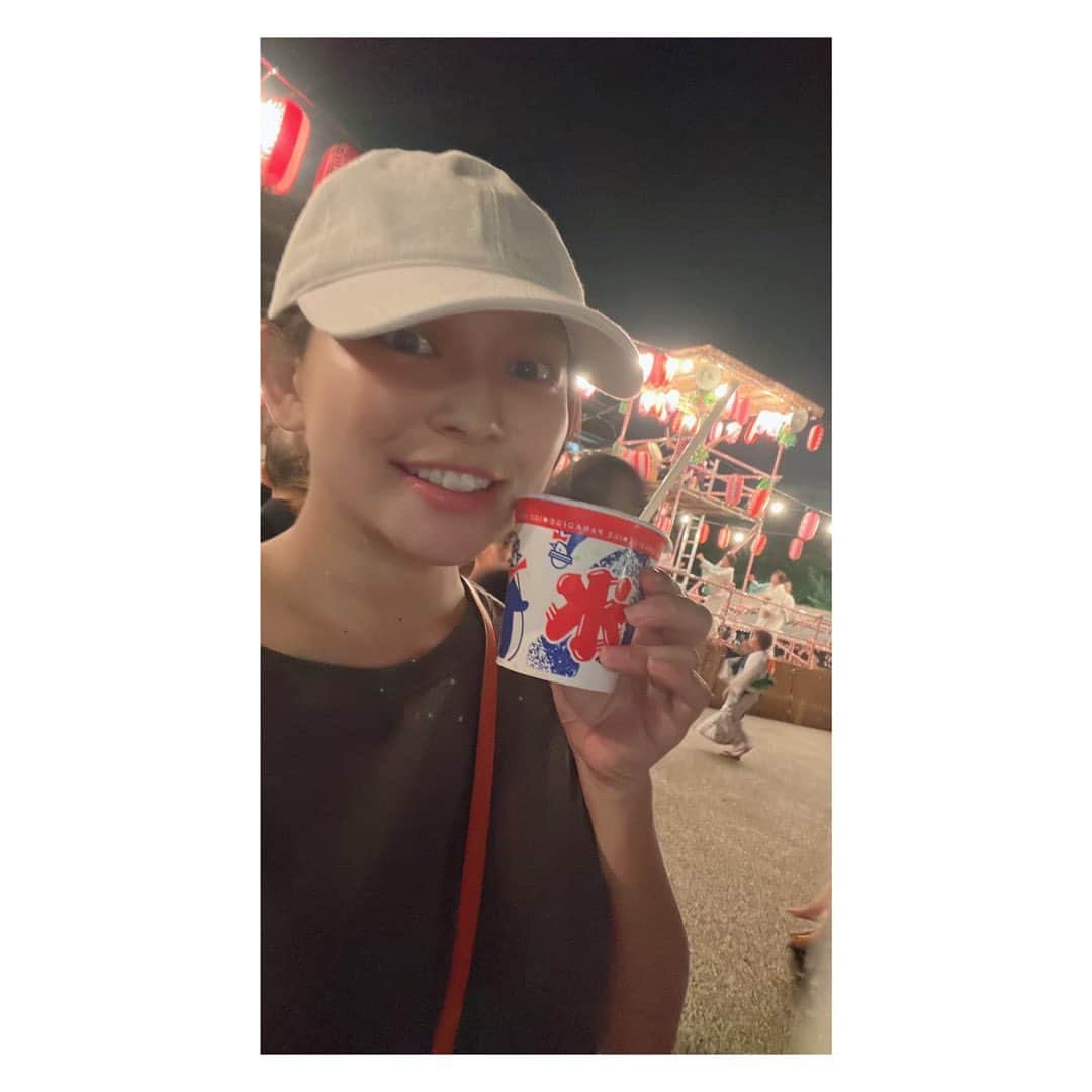 のインスタグラム：「⁡ * * * 先日お祭りへ🏮 ⁡ 盆踊りの様子を見ながら、 かき氷を食べてと 少しでも夏らしいことができてよかった。 ⁡ そもそも盆踊りって お盆の時期にお迎えした  ご先祖様の霊をもてなし、  一緒に過ごして送り出す行事らしいです。 ⁡ 今年のお盆は 台風7号が直撃しそうですよね🌀  まだ動きが確定していませんが どうか被害が大きくなりませんように。 ⁡ ************************** #お祭り #盆踊り #櫓 #動画はストーリーズに #かき氷  #メロン  #今年の夏の思い出  #夏らしいこと #少しだけ #フリーアナウンサー #bonodori #summercarnival #local #shavedice #summer #instasummer  #tb」