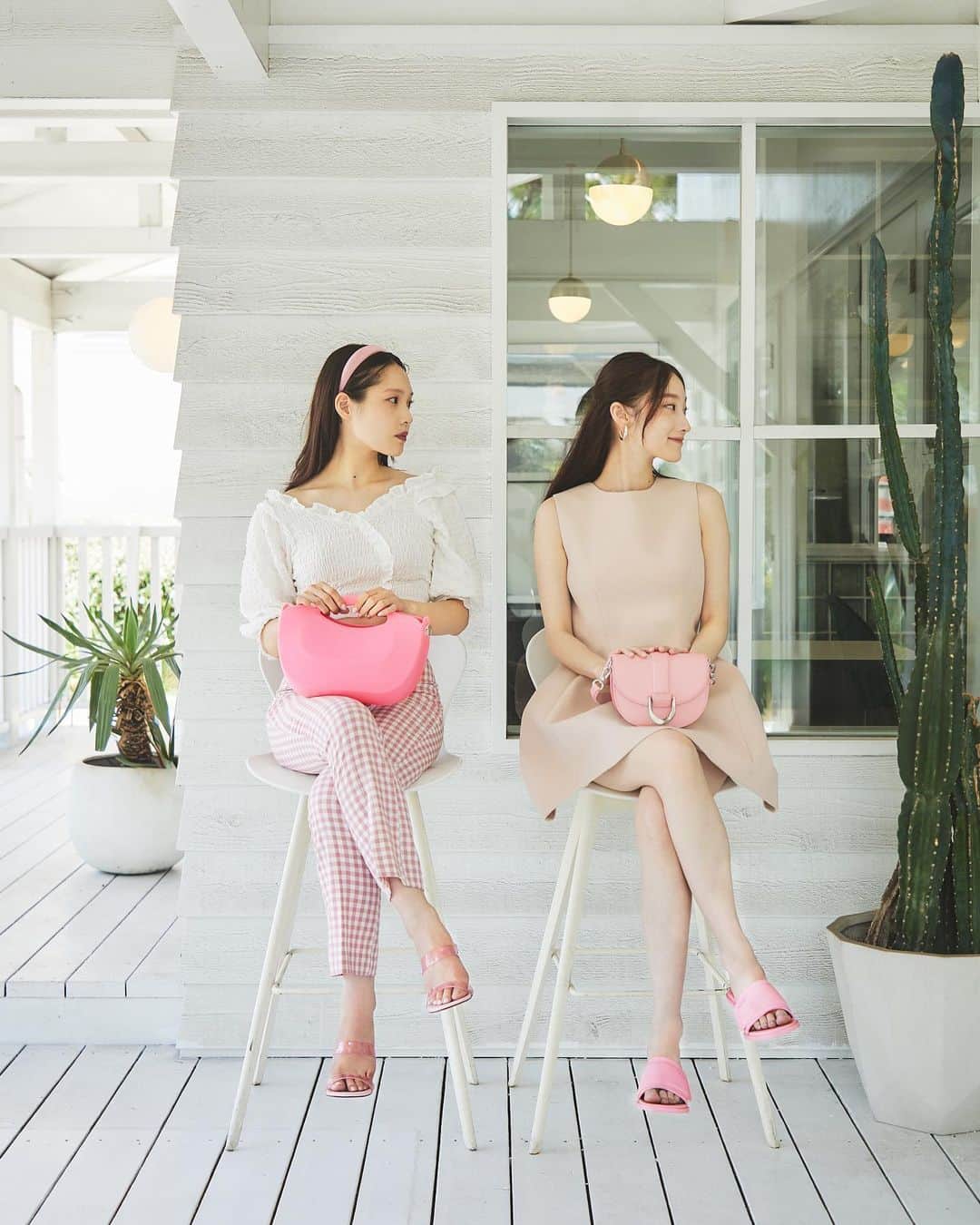ELLE girl JAPANさんのインスタグラム写真 - (ELLE girl JAPANInstagram)「ピンクで着飾ったバービー人形にインスパイアされたスタイル、“バービーコア”がこの夏本格的にトレンドイン💖  「チャールズ&キース」のバッグ＆シューズをお供に、“バービーコア”をリアルに落とし込んだおしゃれガール7名の着こなしをチェック！☀️✨  #CharlesKeithBarbiecore #CharlesKeithSS23 #チャールズアンドキース @charleskeith_jp   #ellegirlpromotion   🔗記事はこちら https://www.ellegirl.jp/egpr/pr-stories/g44729432/f-charlesandkeith-2308/」8月11日 12時00分 - ellegirl_jp