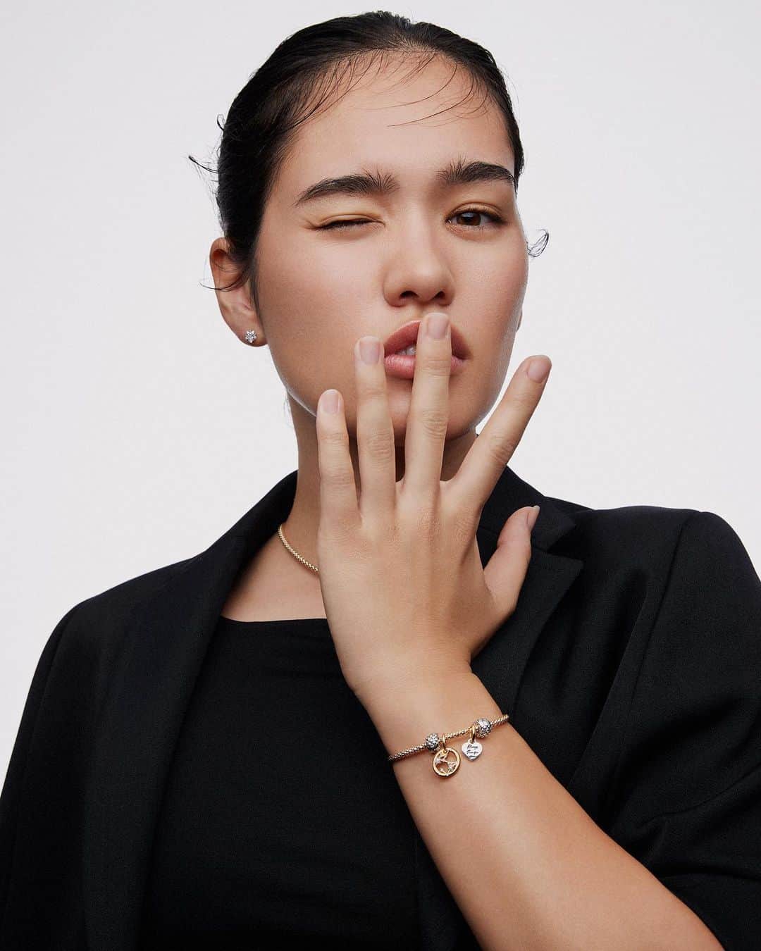 一ノ瀬メイのインスタグラム：「@ellejapan digital with @theofficialpandora 💫  When I left Australia to come back to Japan 2 years ago my team mates gave me a bracelet from Pandora with a earth charm on it which I’ve treasured ever since. So grateful for this shoot and interview that allowed me to look back on those memories and share where I am now.🫶  Photo: TAKANORI OKUWAKI Stylist: CHIAKI FURUTA　 Hair: KOTARO　 Makeup: MASAYO TSUDA」